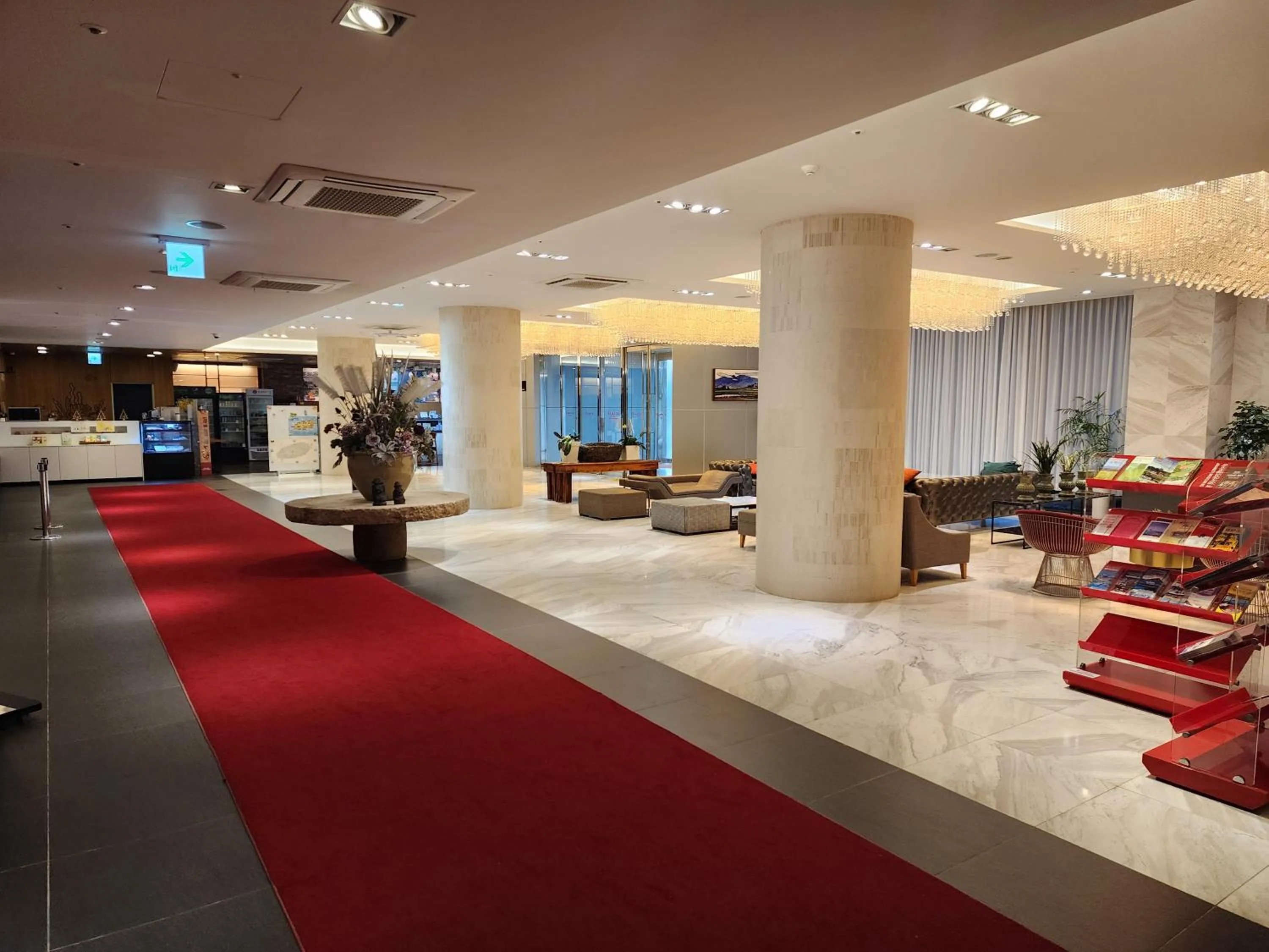 Lobby or reception in Ramada by Wyndham Jeju Hamdeok