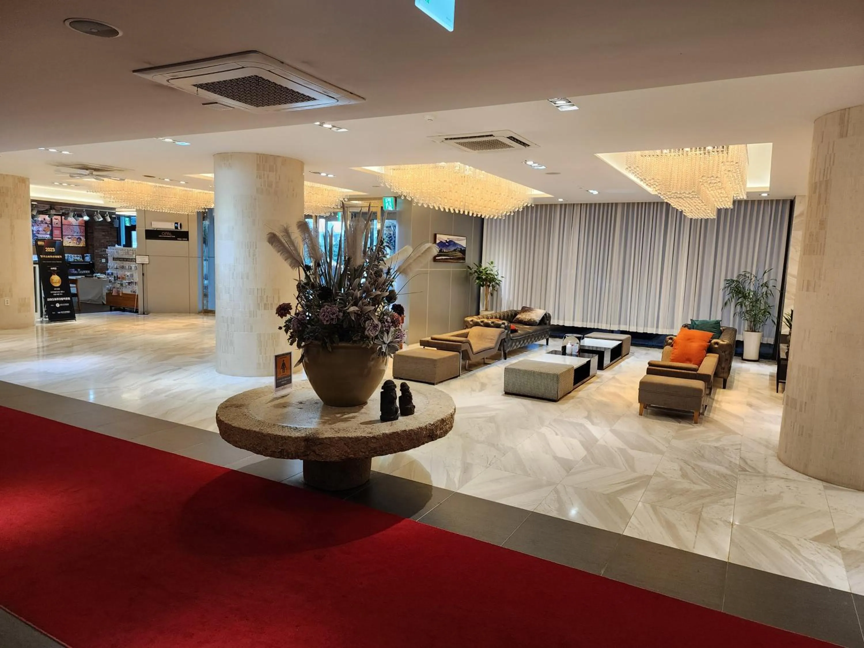 Lobby or reception in Ramada by Wyndham Jeju Hamdeok