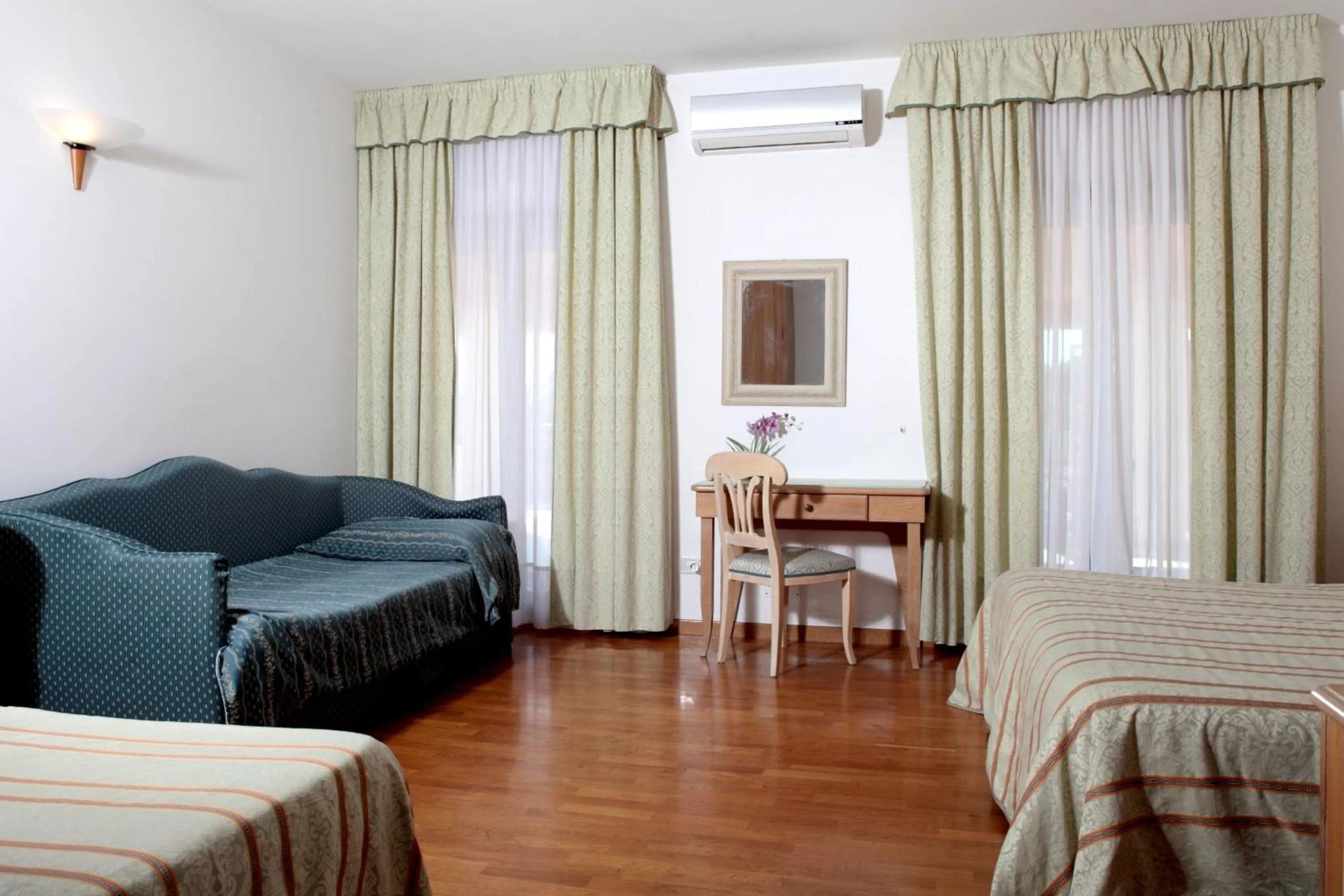 Photo of the whole room, Bed in Hotel Donatello