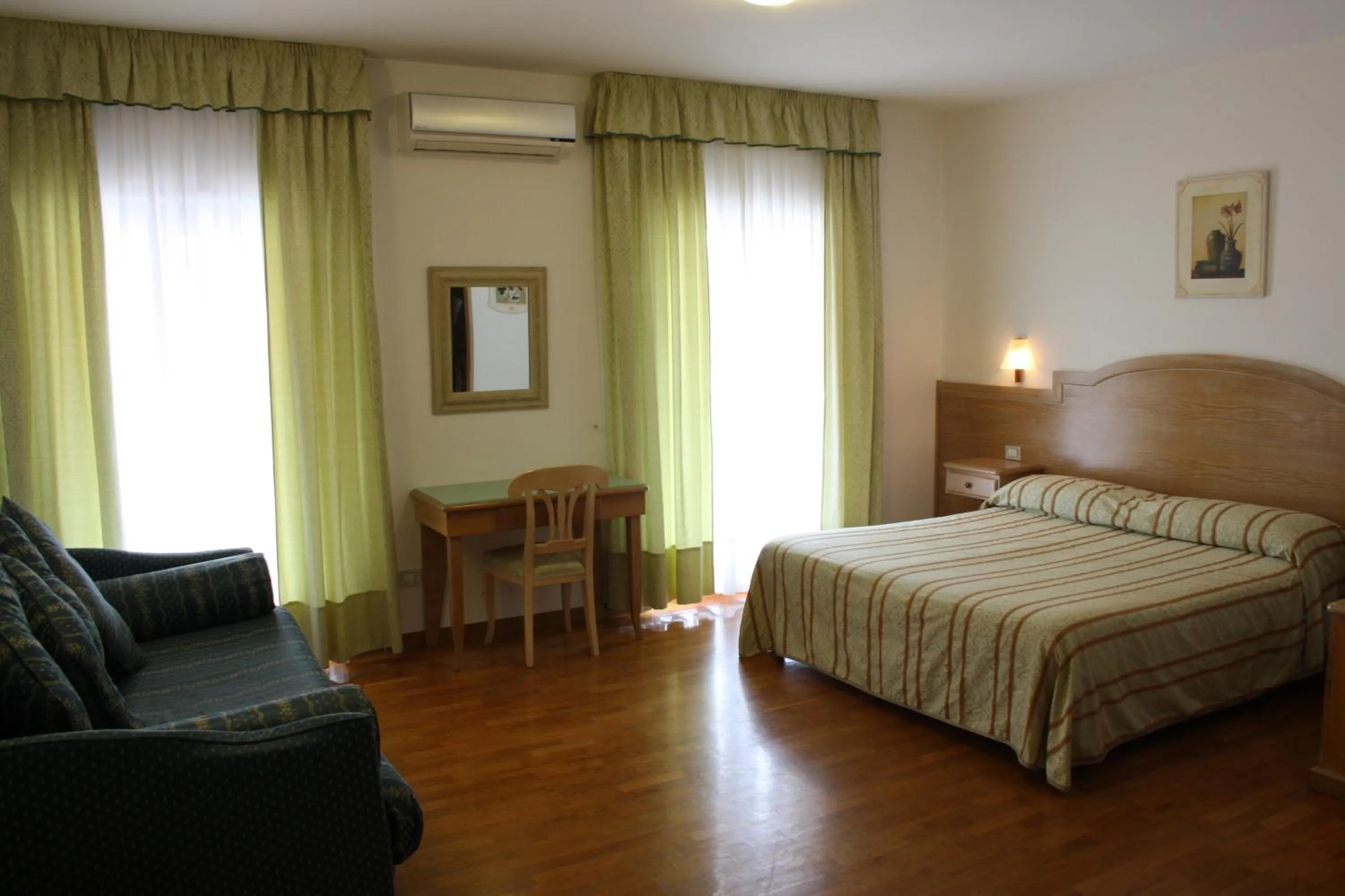 Photo of the whole room, Bed in Hotel Donatello