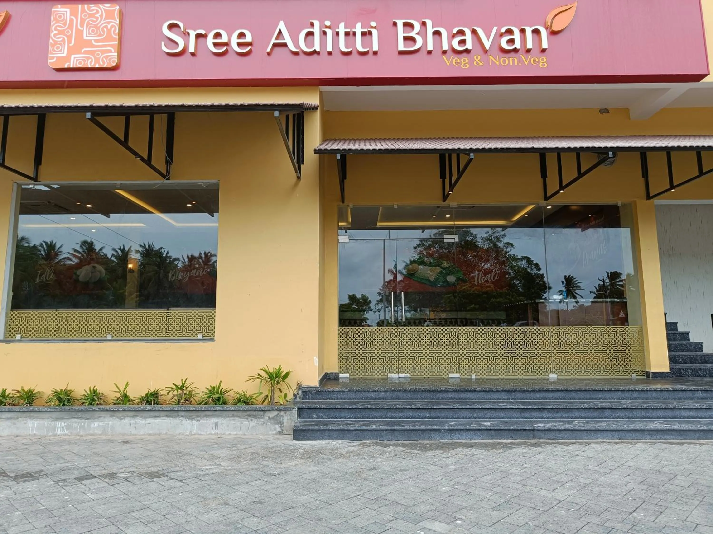 Restaurant/places to eat in Hotel Comorin Grand