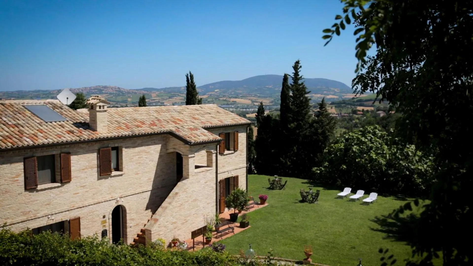 Property building in La Finestra sul Conero