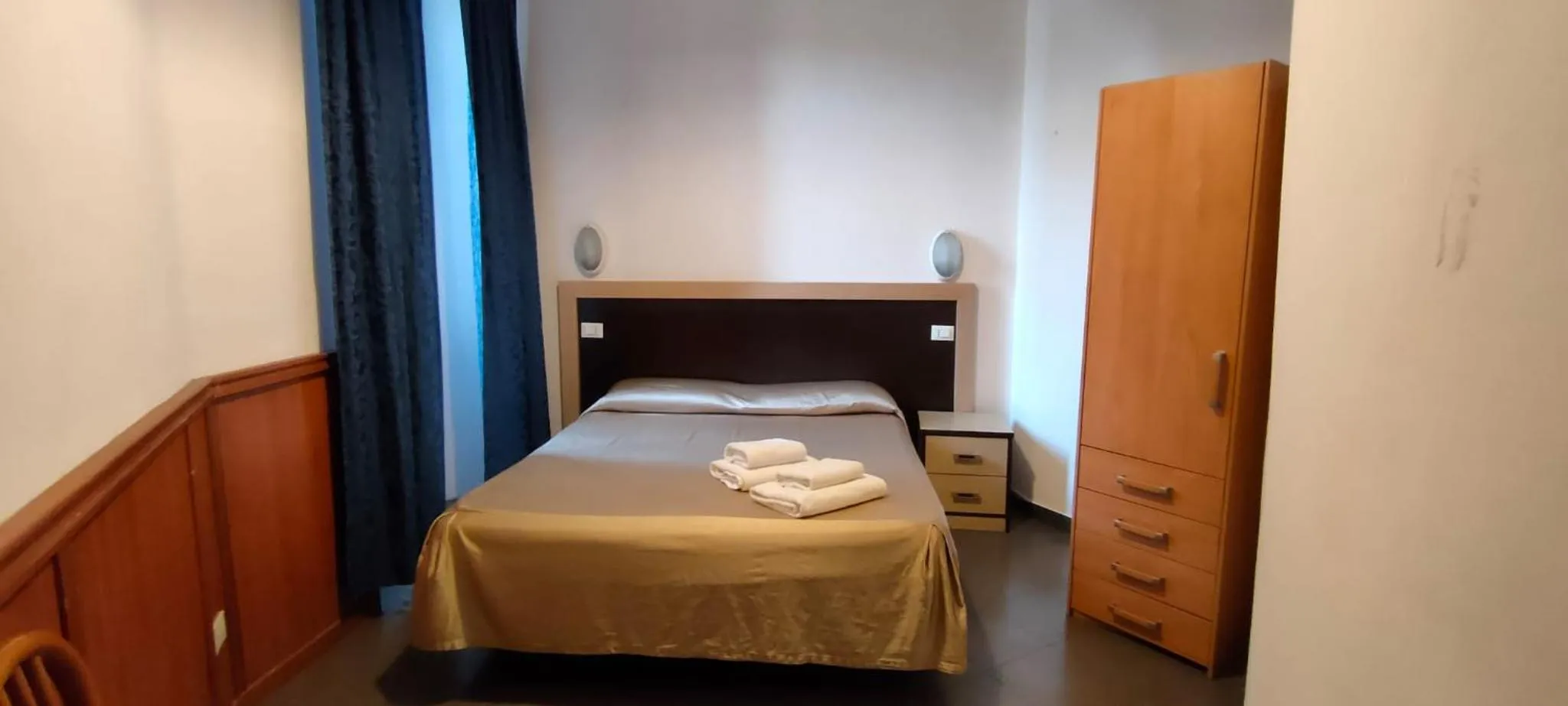 Photo of the whole room, Bed in Serendipity