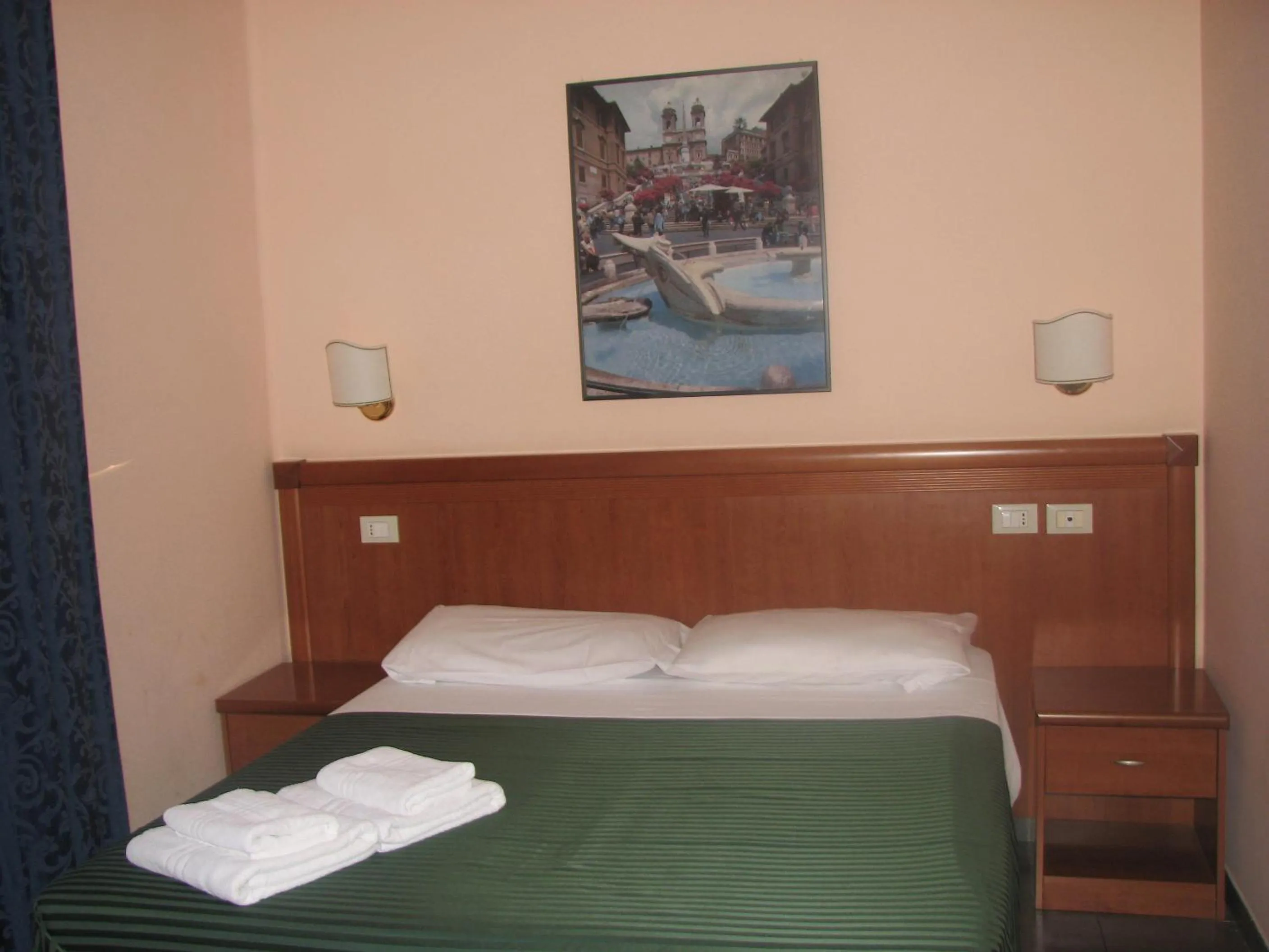 Photo of the whole room, Bed in Serendipity