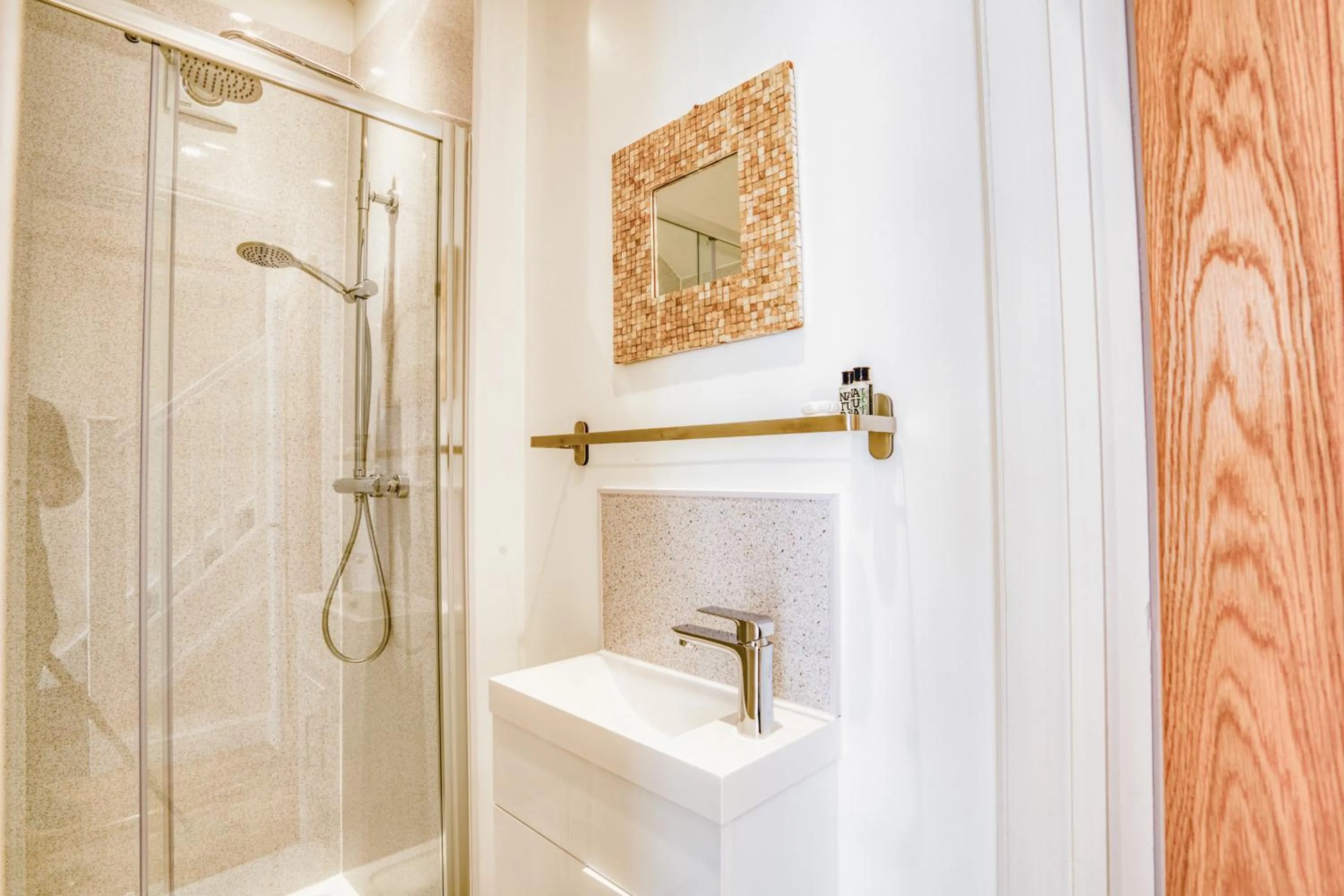 Shower in Spacious City Center 2 Bed Apartment Free Wifi