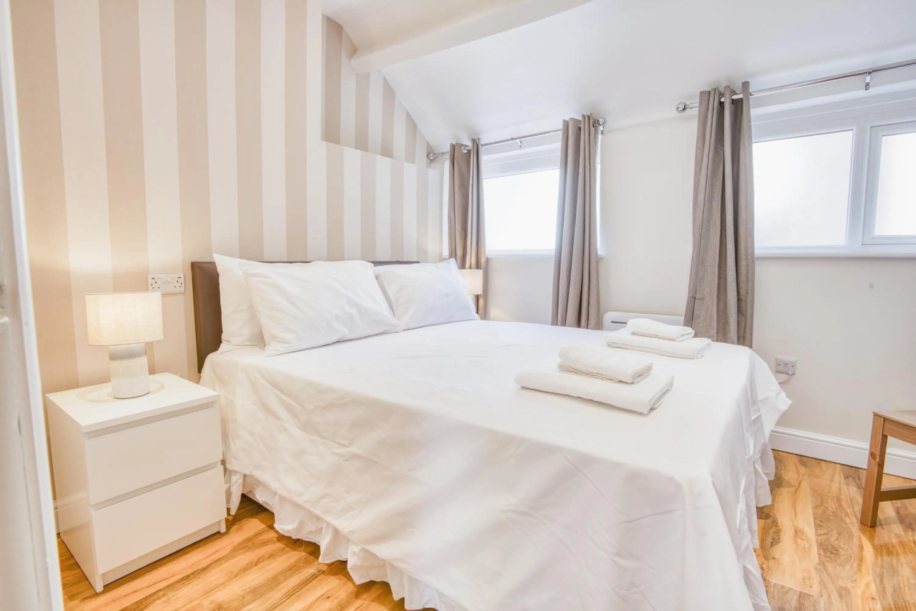 Bedroom, Bed in Spacious City Center 2 Bed Apartment Free Wifi