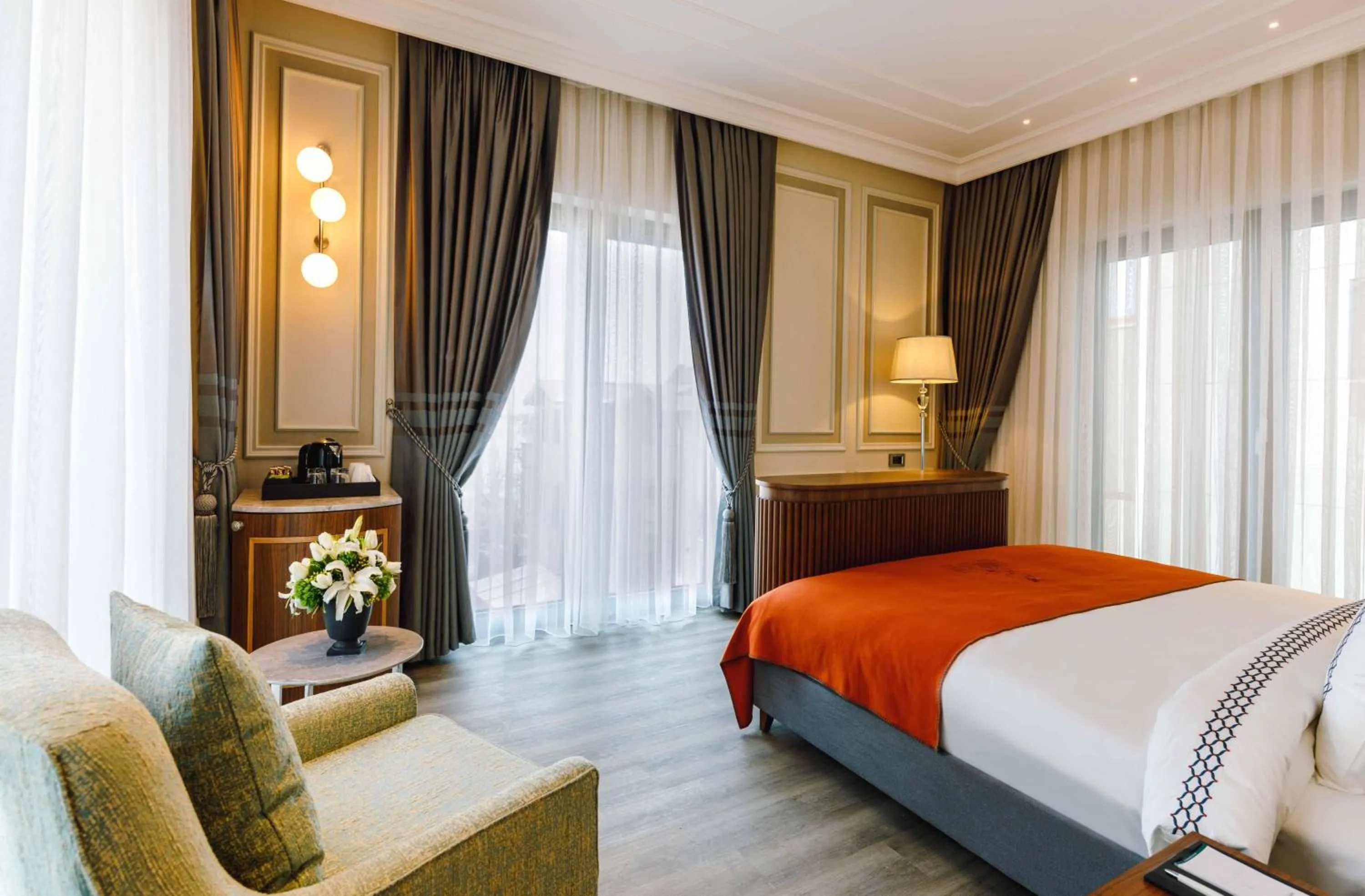 Photo of the whole room, Bed in Amiral Palace Hotel Boutique Class