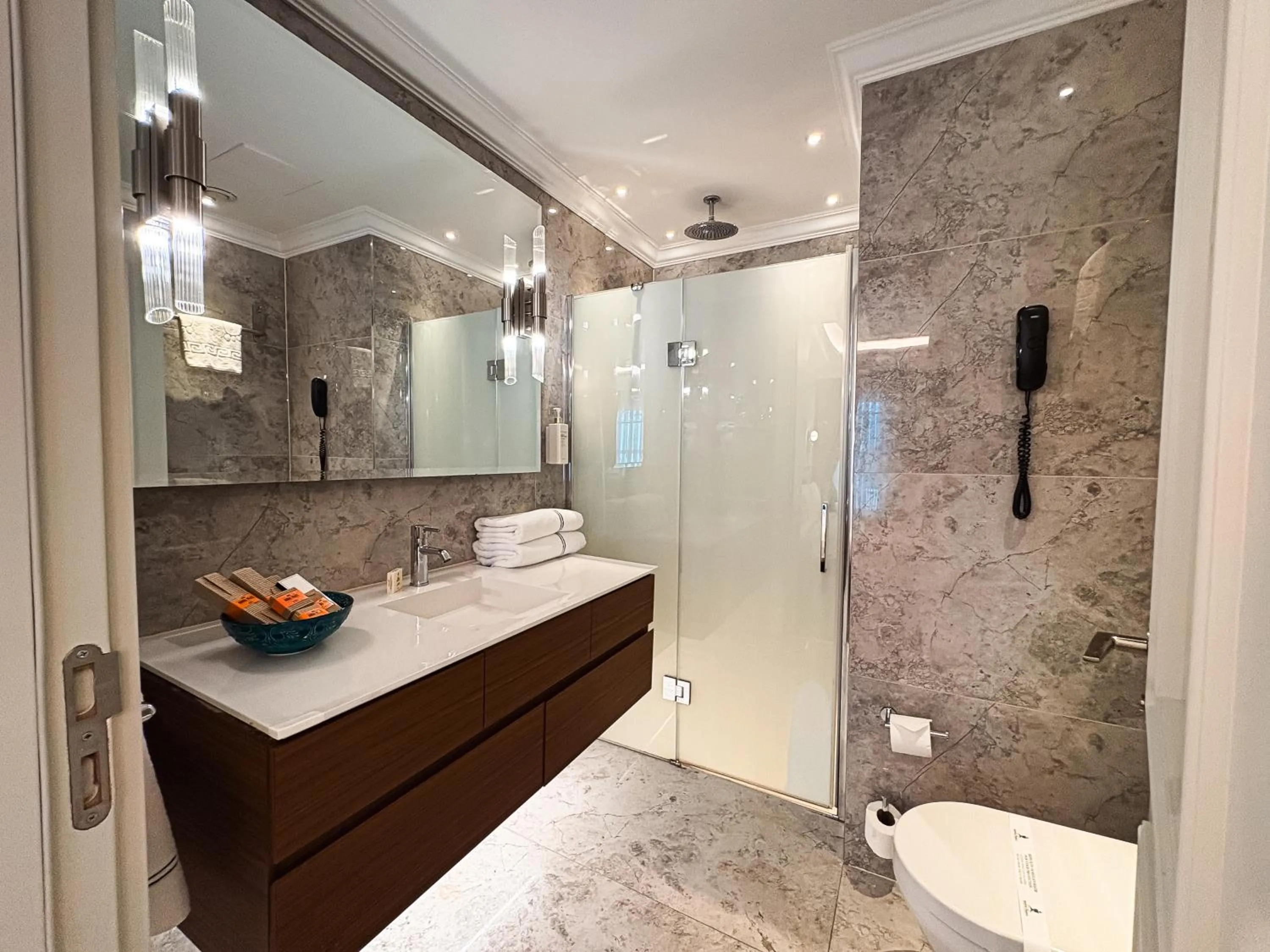 Shower in Amiral Palace Hotel Boutique Class