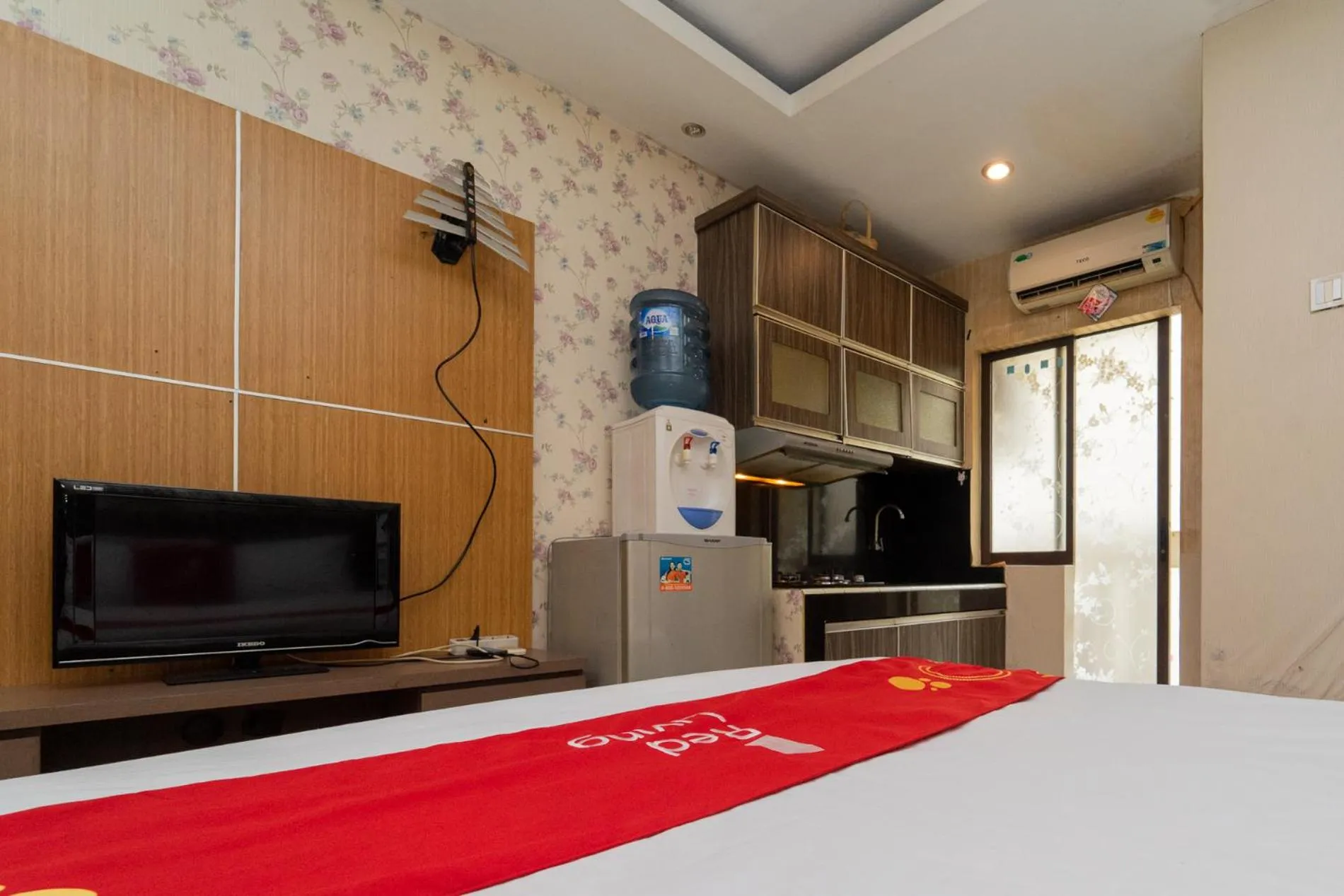 Kitchen or kitchenette in RedLiving Apartemen Gateway Cicadas - Sarana Cipta Mahakarya