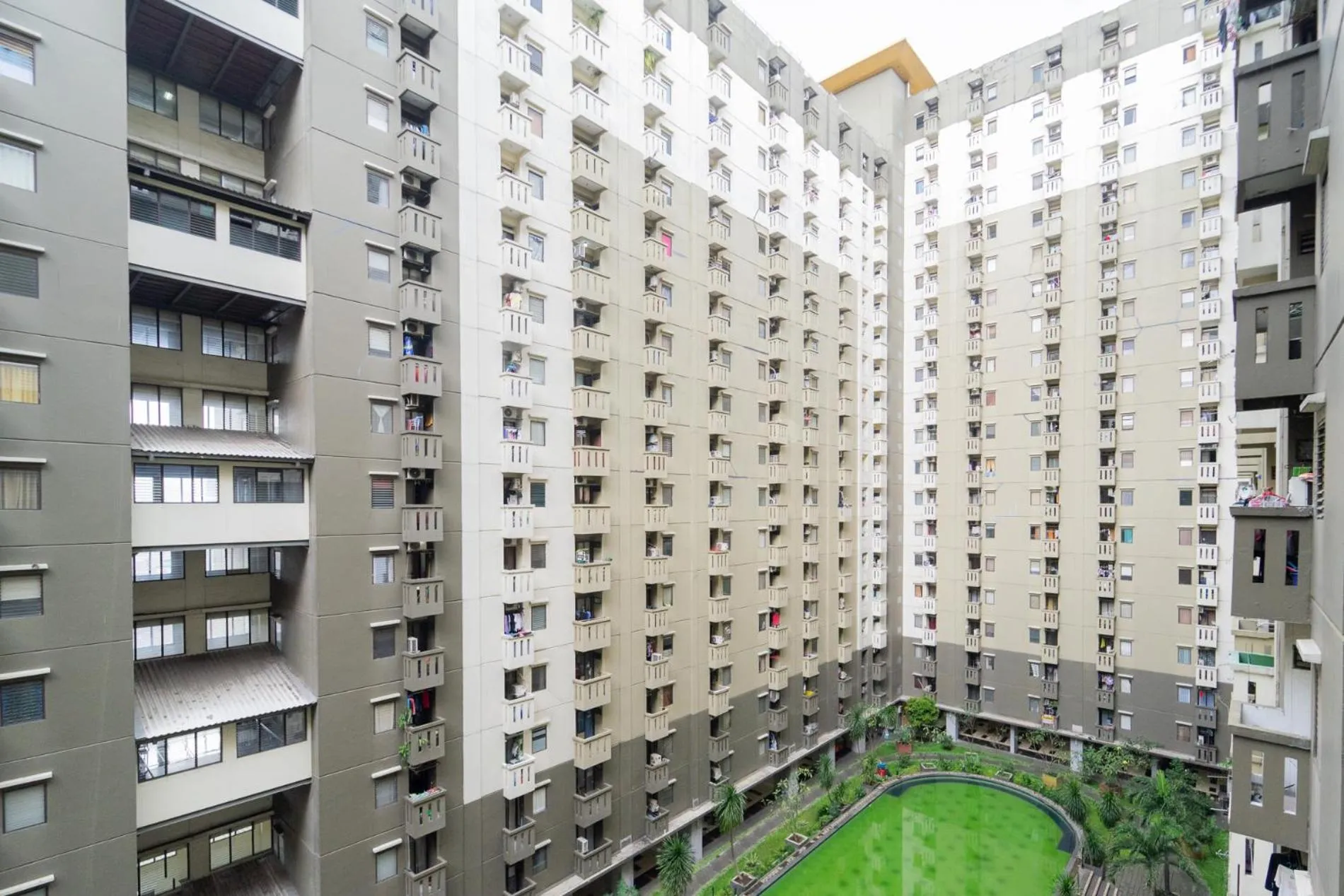 Property building in RedLiving Apartemen Gateway Cicadas - Sarana Cipta Mahakarya