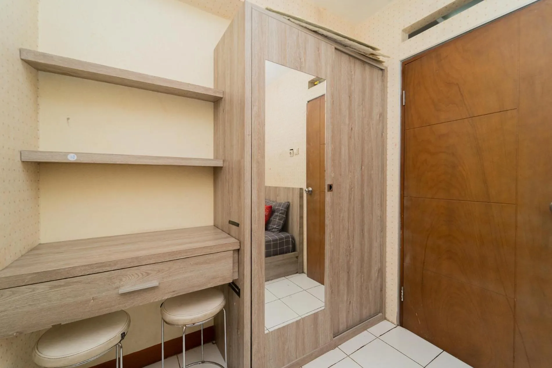 wardrobe in RedLiving Apartemen Gateway Cicadas - Sarana Cipta Mahakarya