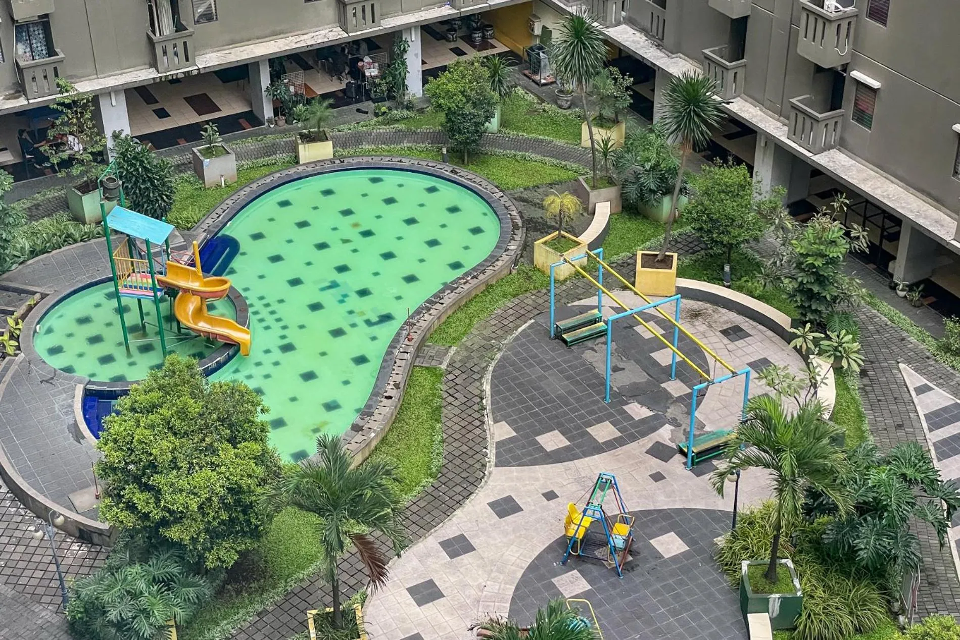 Swimming pool in RedLiving Apartemen Gateway Cicadas - Sarana Cipta Mahakarya