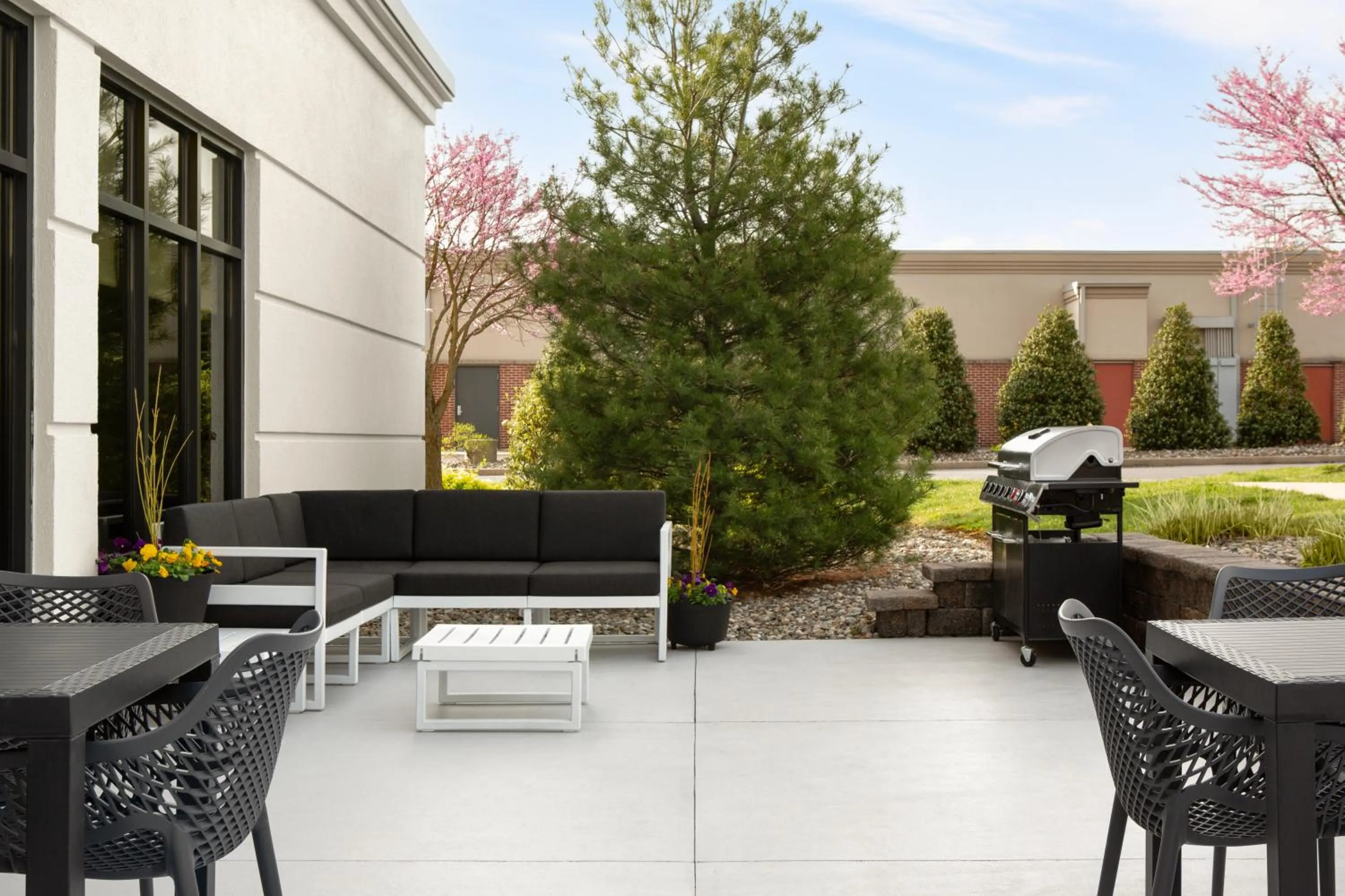 Patio in Hampton Inn & Suites York South