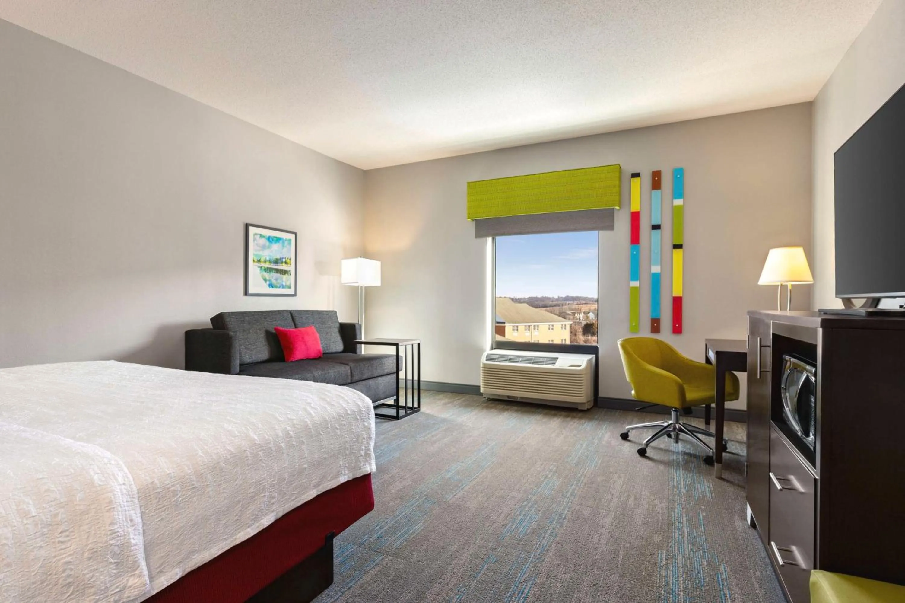 Living room, Bed in Hampton Inn & Suites York South
