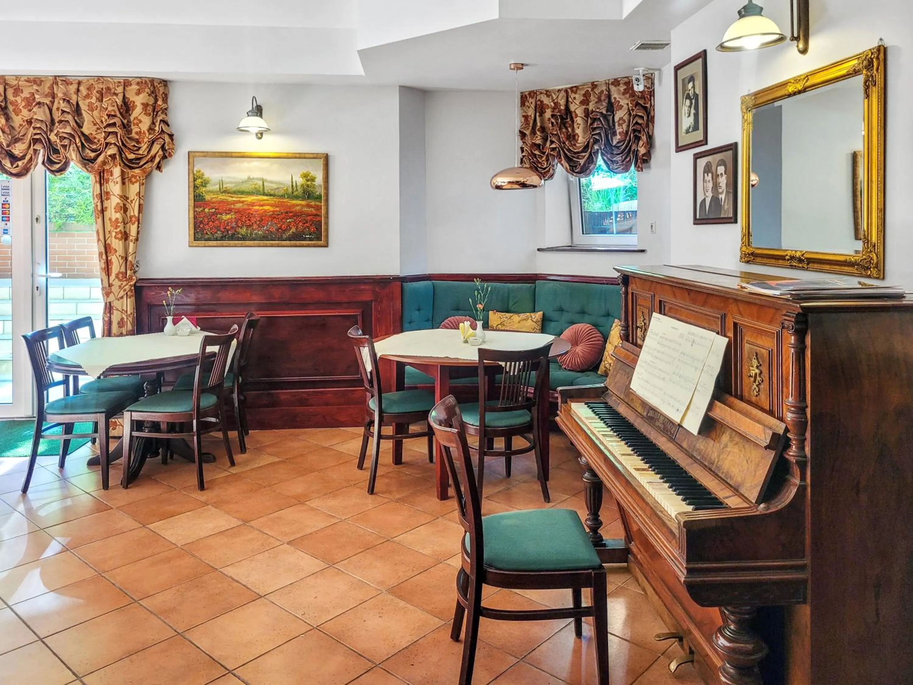 Breakfast in Villa Jedynak