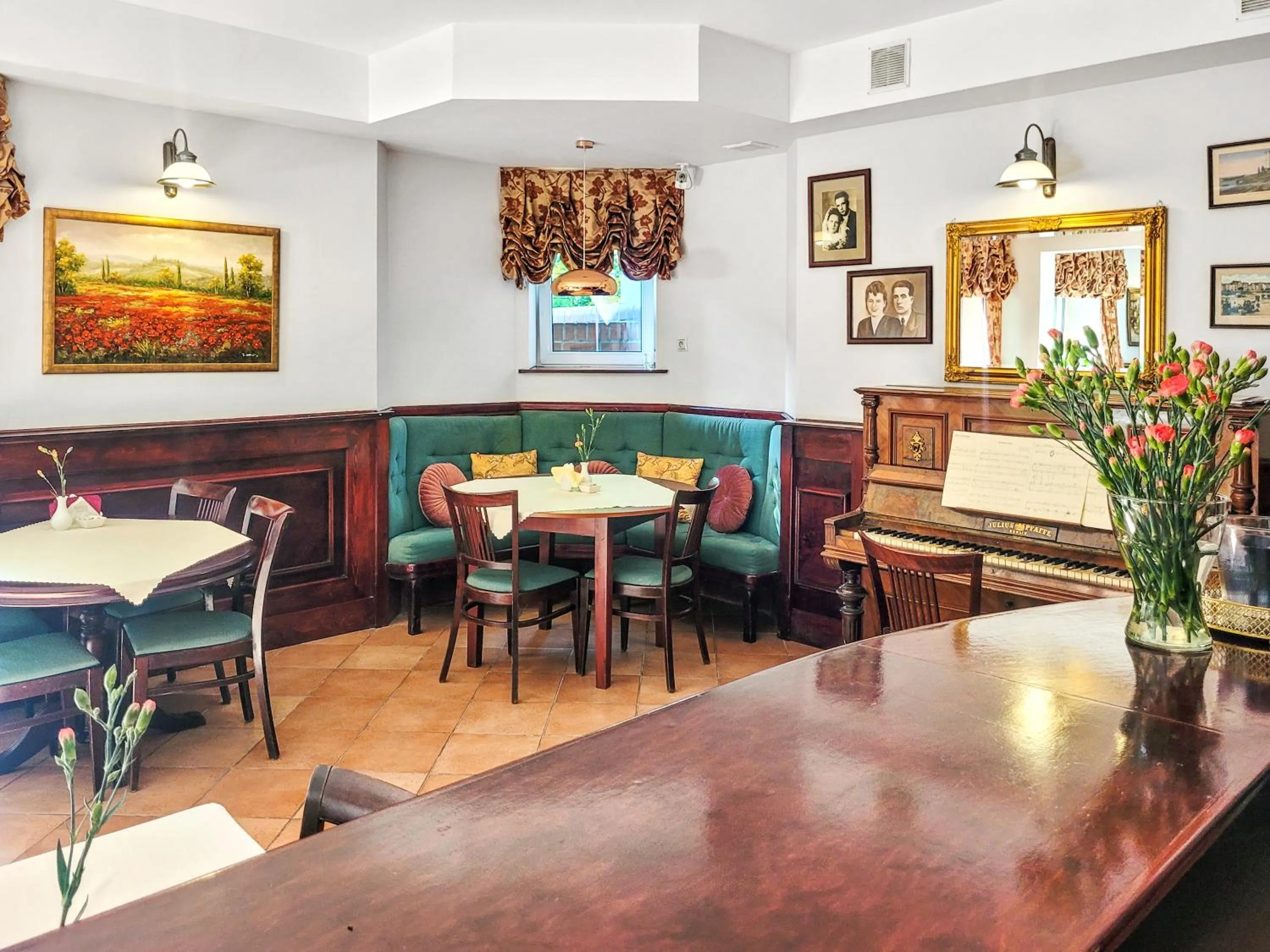 Breakfast in Villa Jedynak