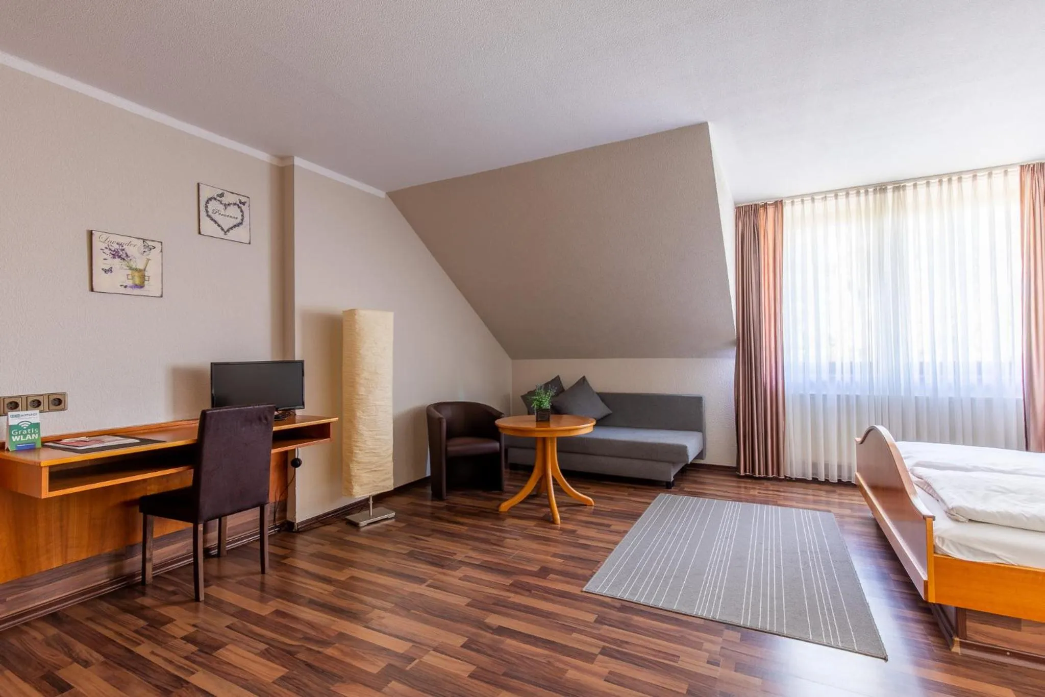 Bed in Hotel Garni Zum Dorfbrunnen