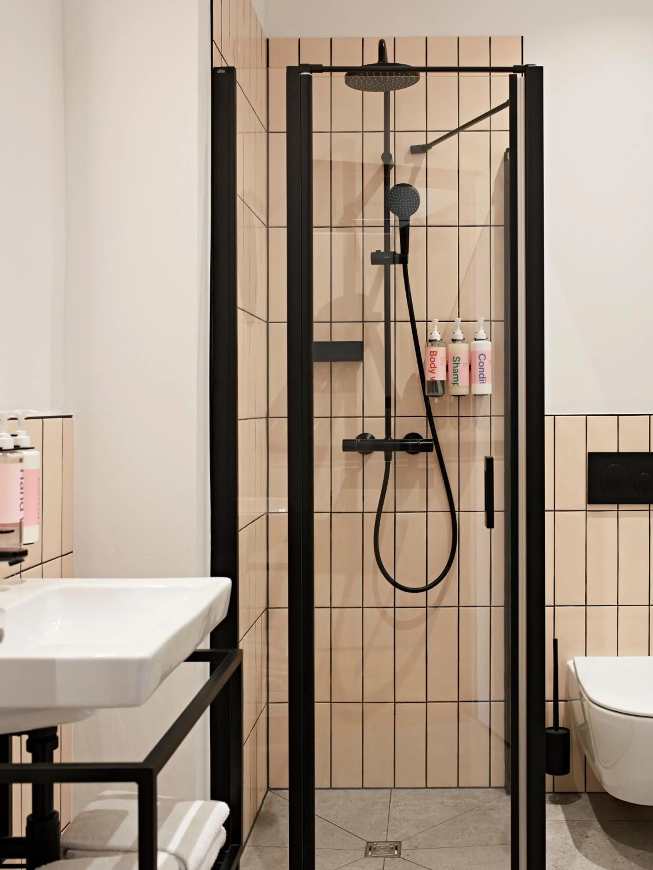 Shower in Numa Berlin Novela