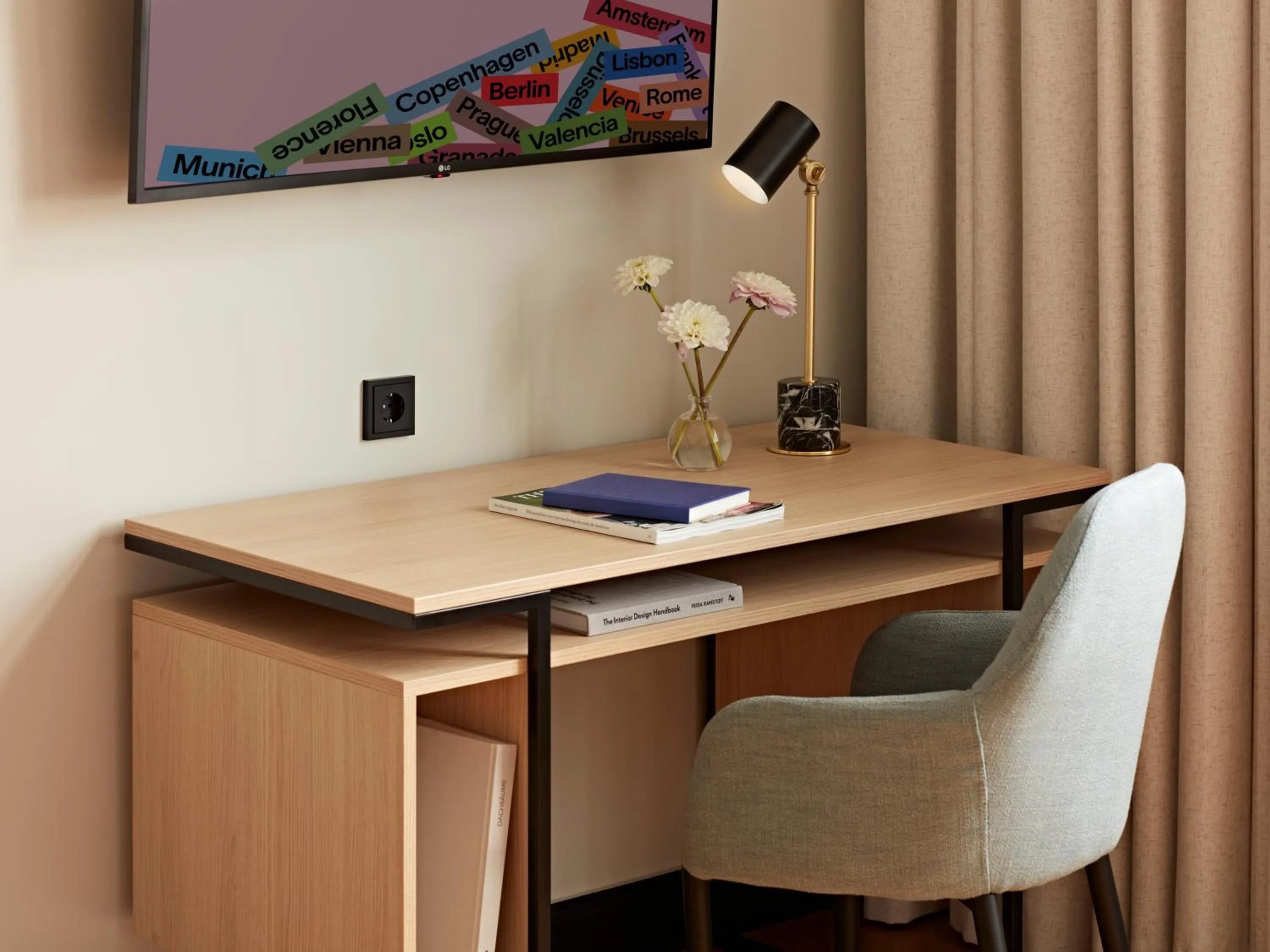 Bedroom in Numa Berlin Novela