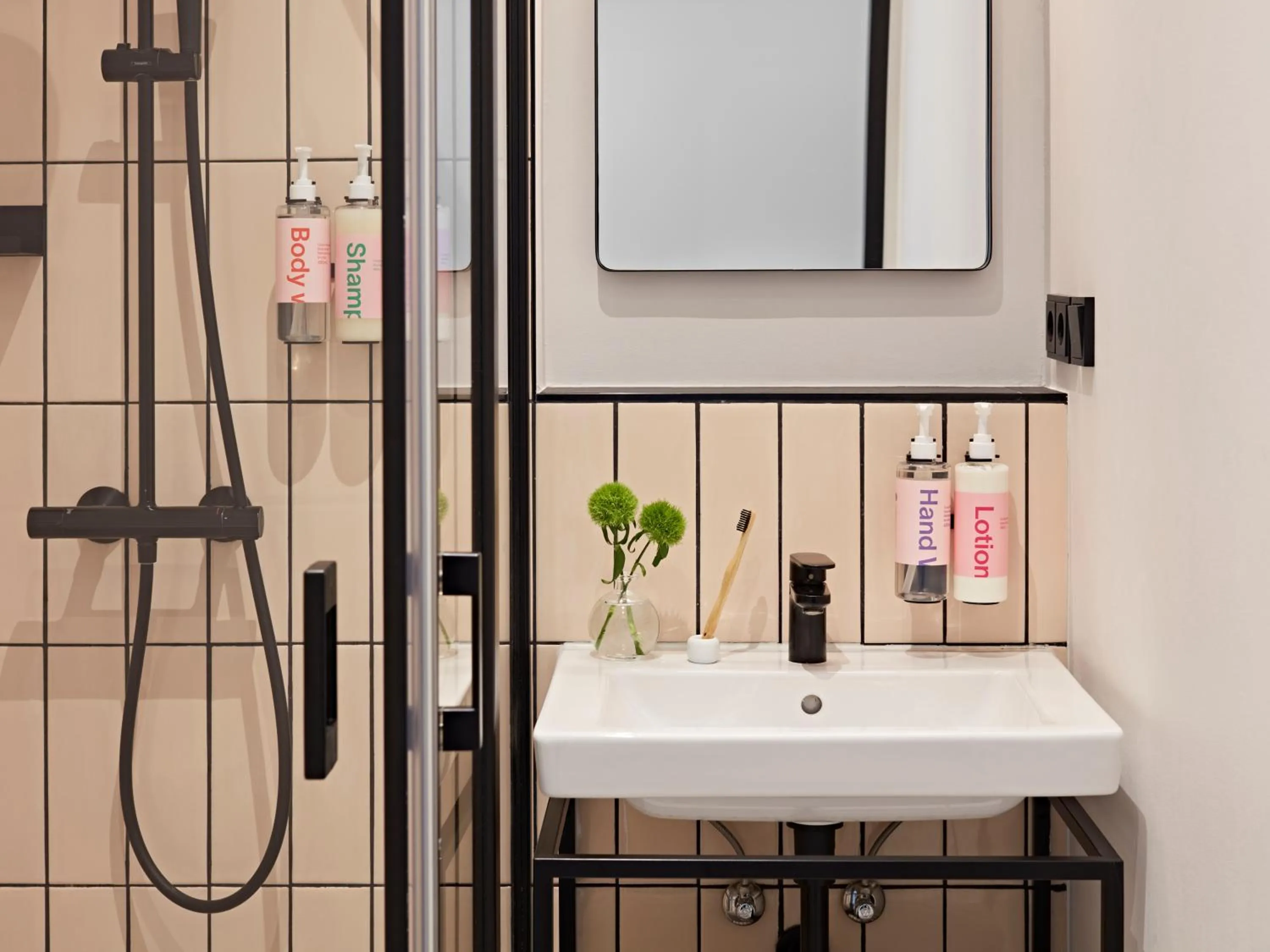 Shower in Numa Berlin Novela