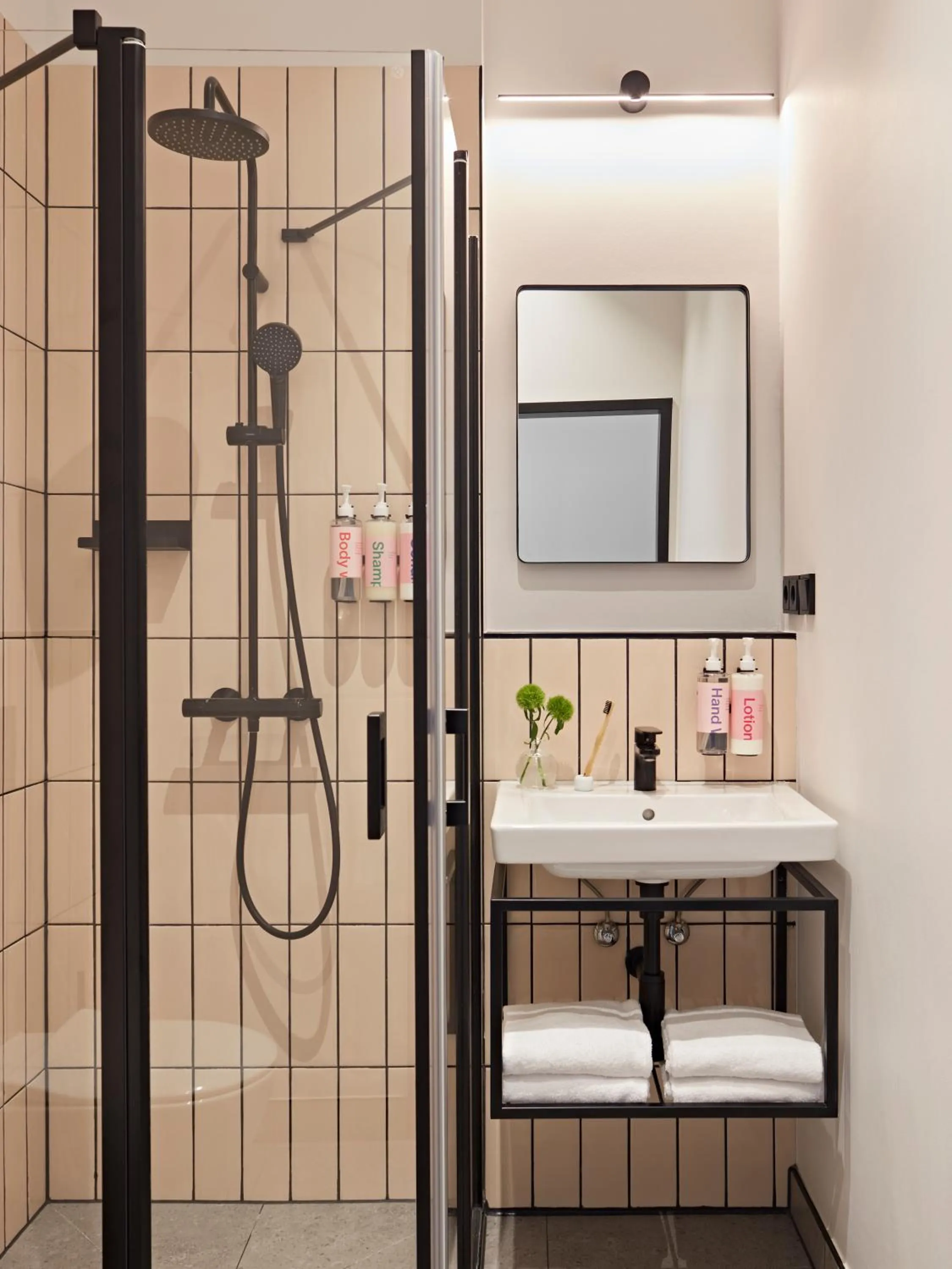 Shower in Numa Berlin Novela