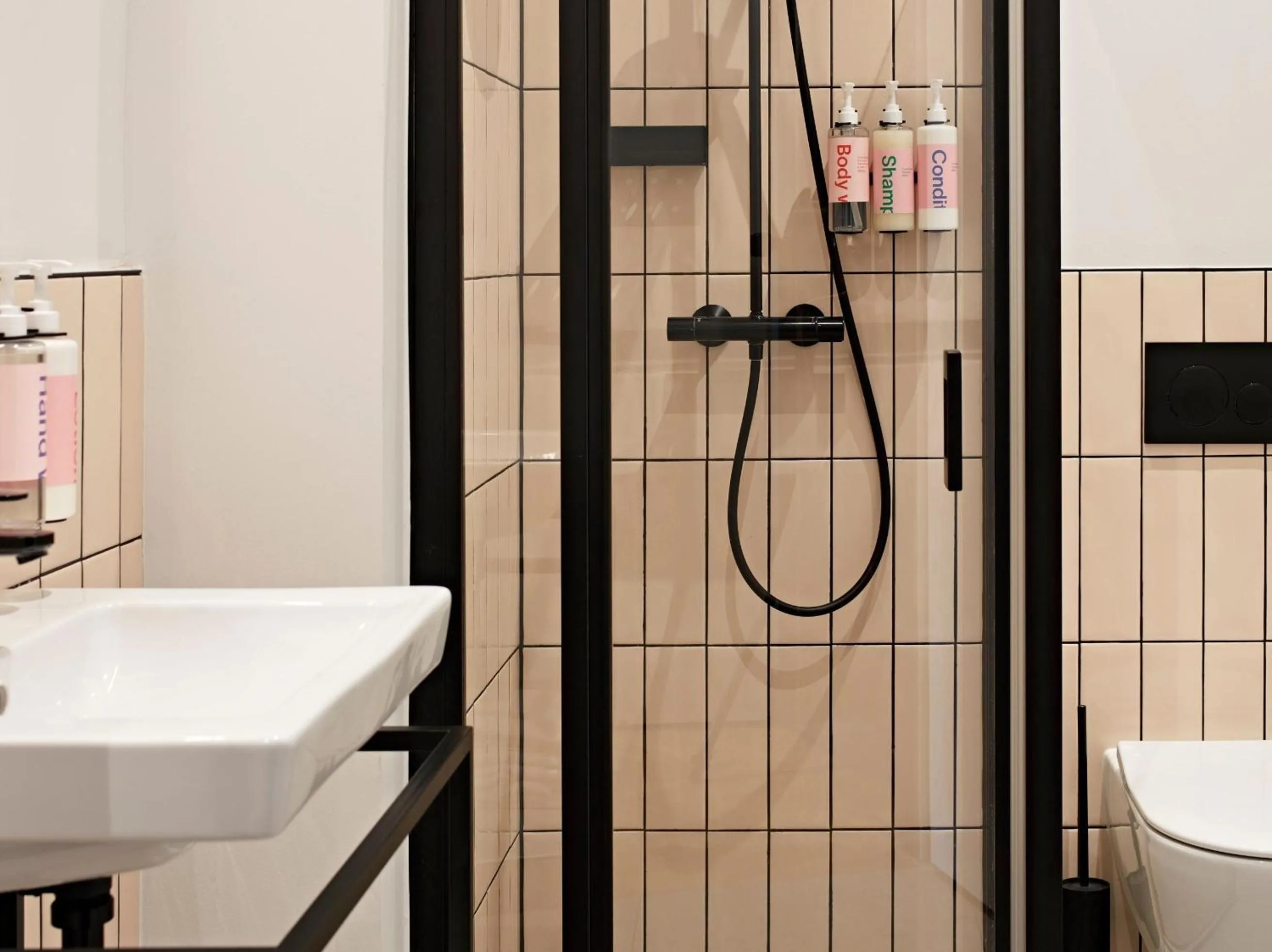 Shower in Numa Berlin Novela