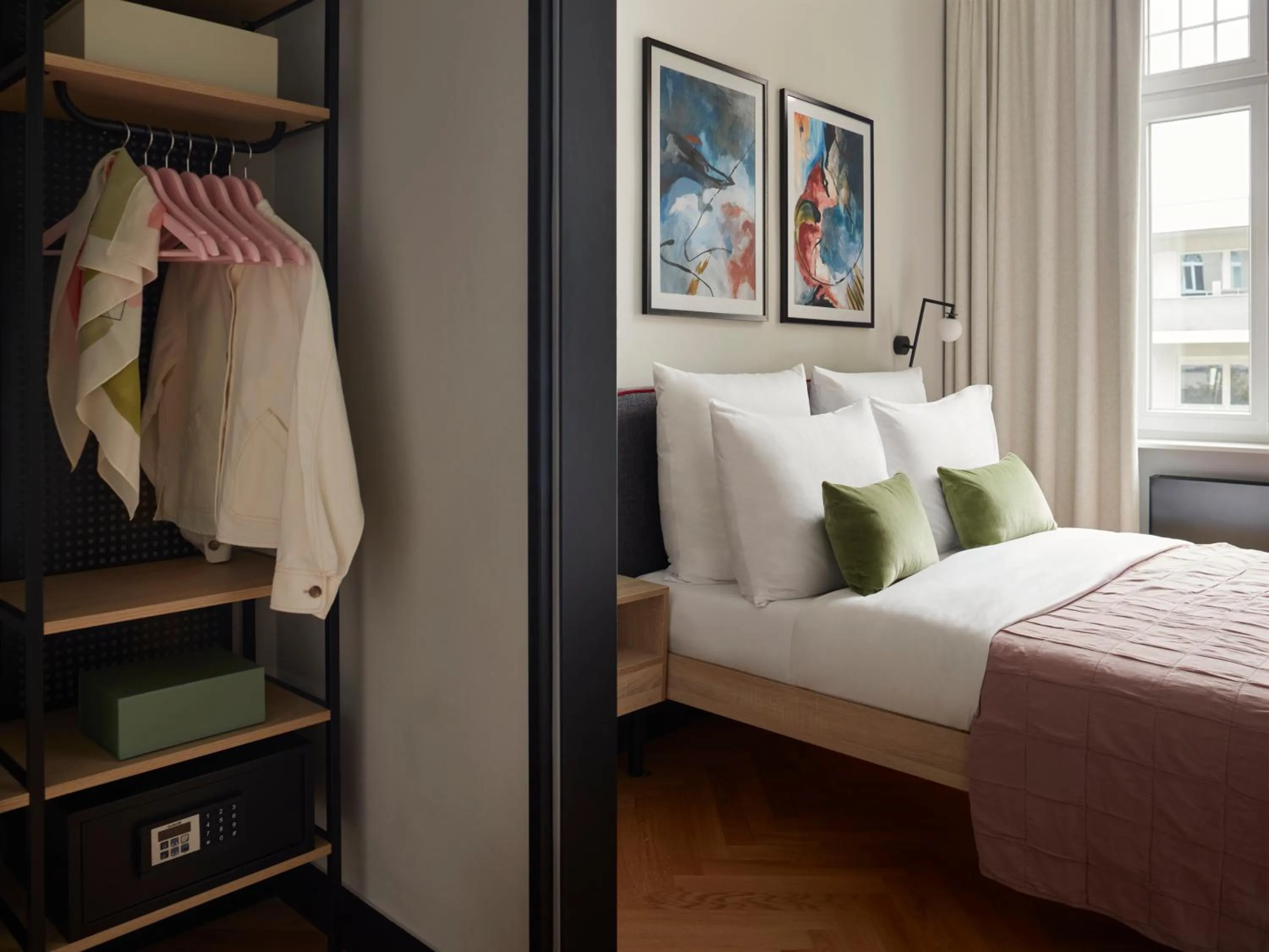 Bed in Numa Berlin Novela