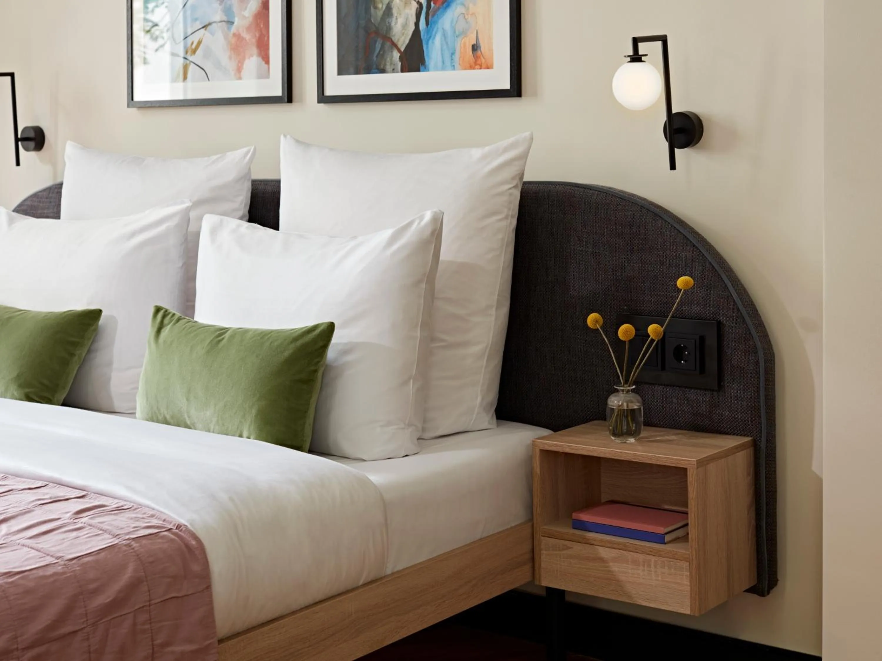 Bed in Numa Berlin Novela