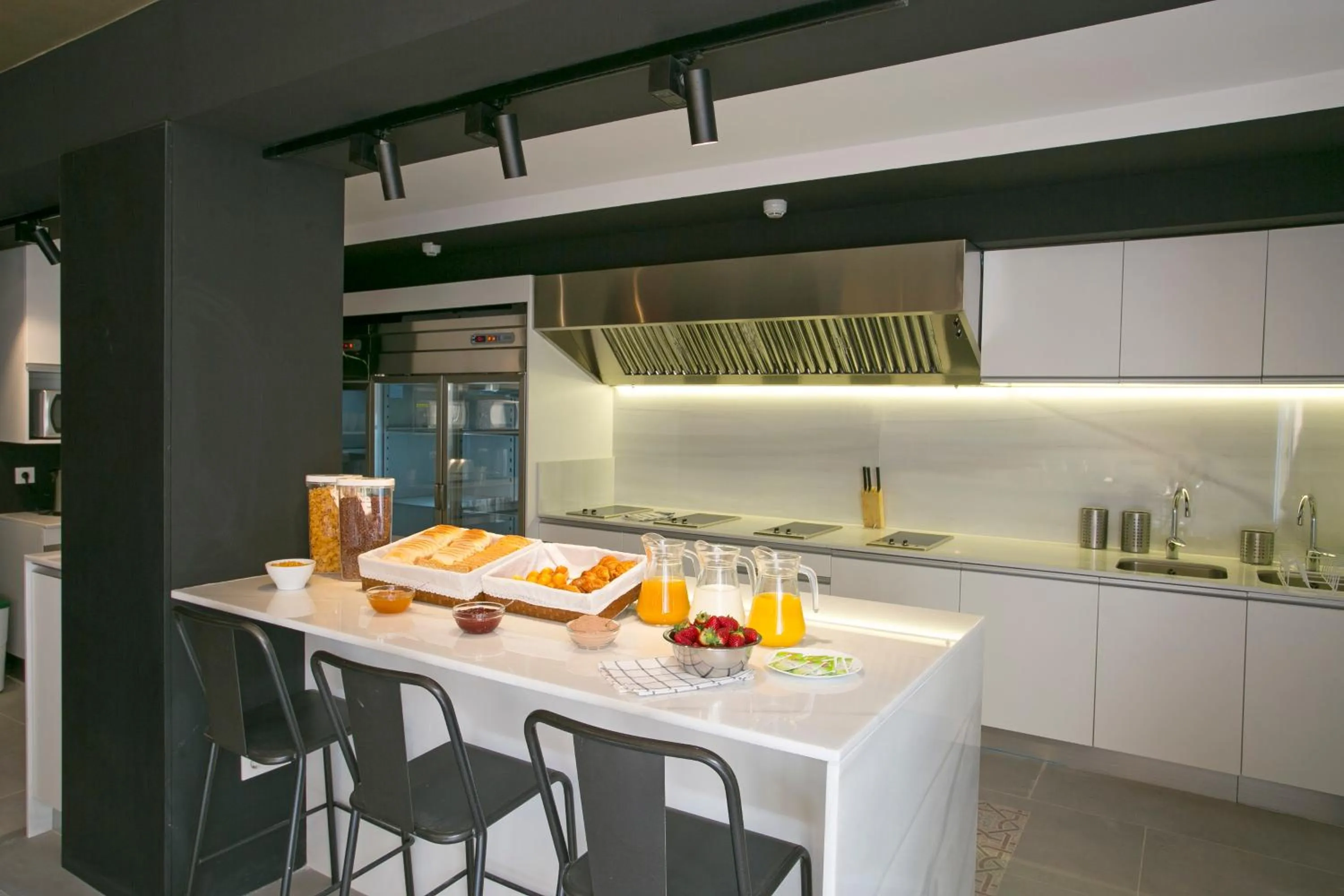 Kitchen or kitchenette in Sant Jordi Hostels Rock Palace