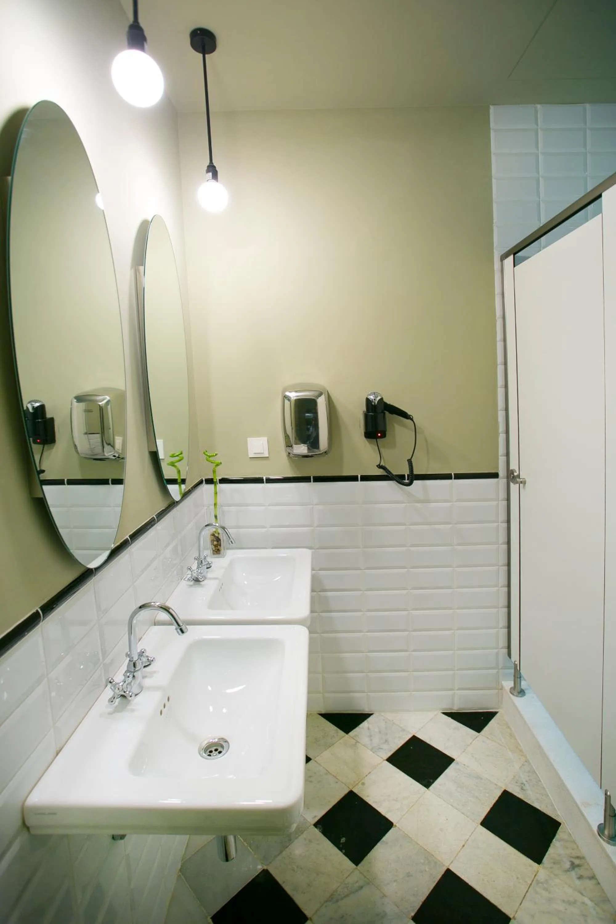 Toilet in Sant Jordi Hostels Rock Palace