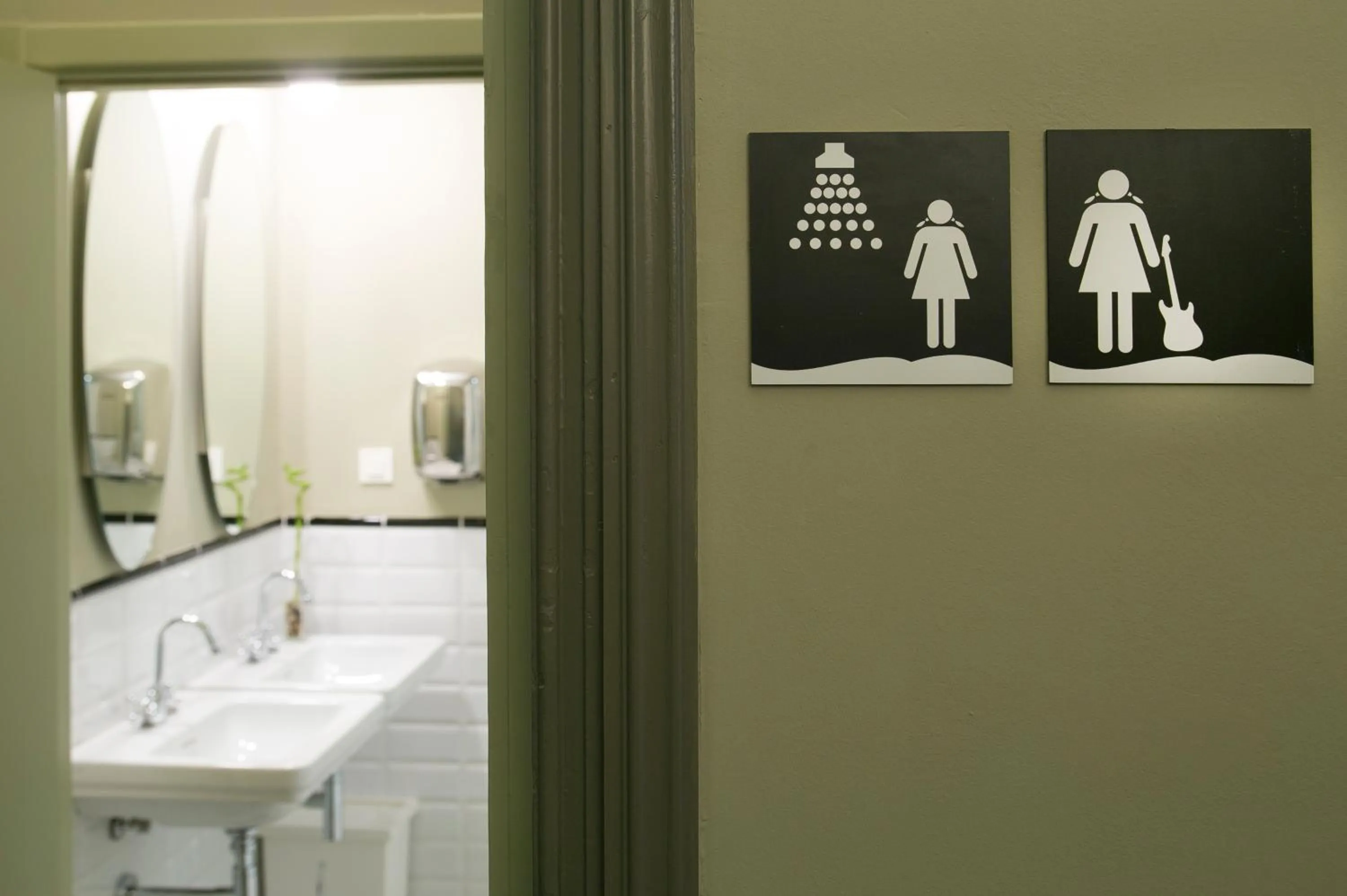 Bathroom in Sant Jordi Hostels Rock Palace