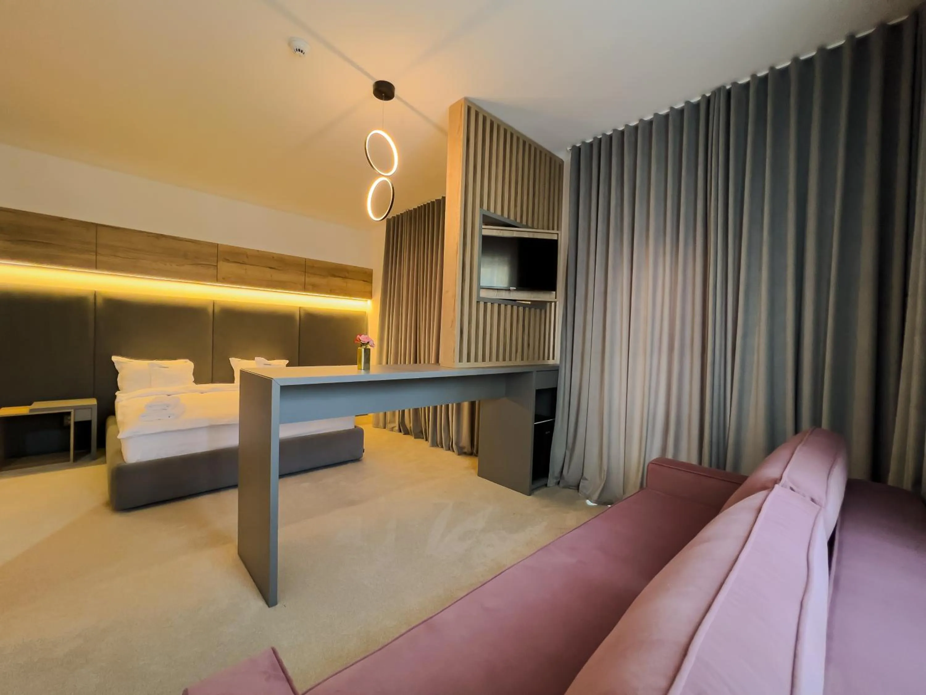 Communal lounge/ TV room, Bed in Wanderer Sighisoara