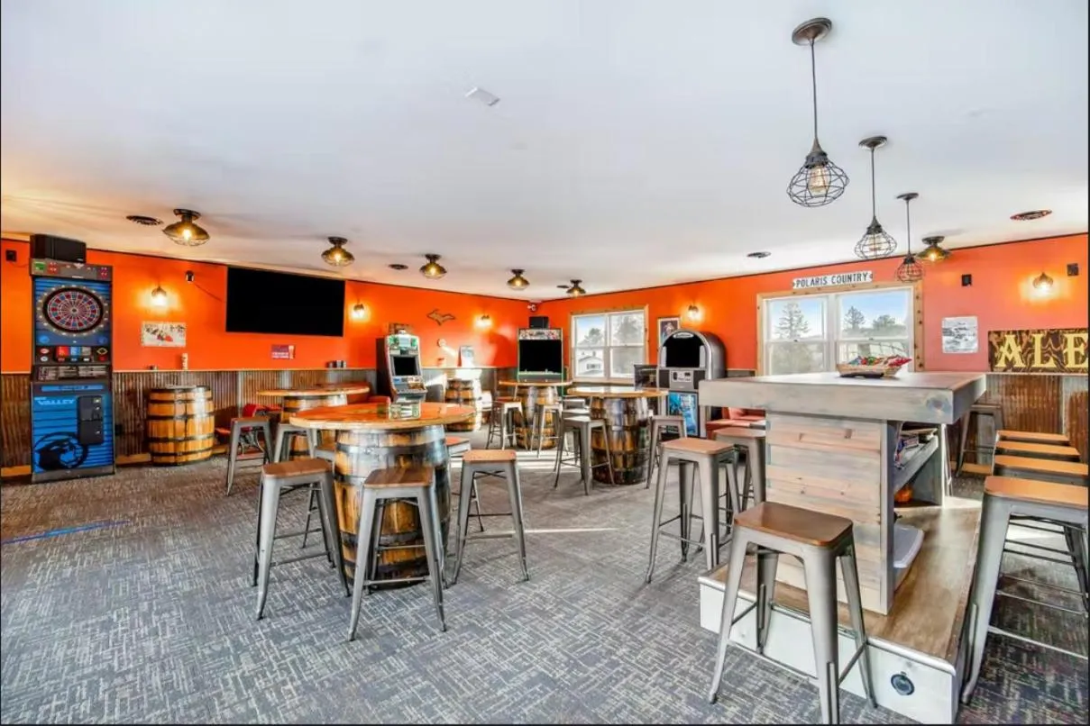 Lounge or bar in Snow Chasers Lodge