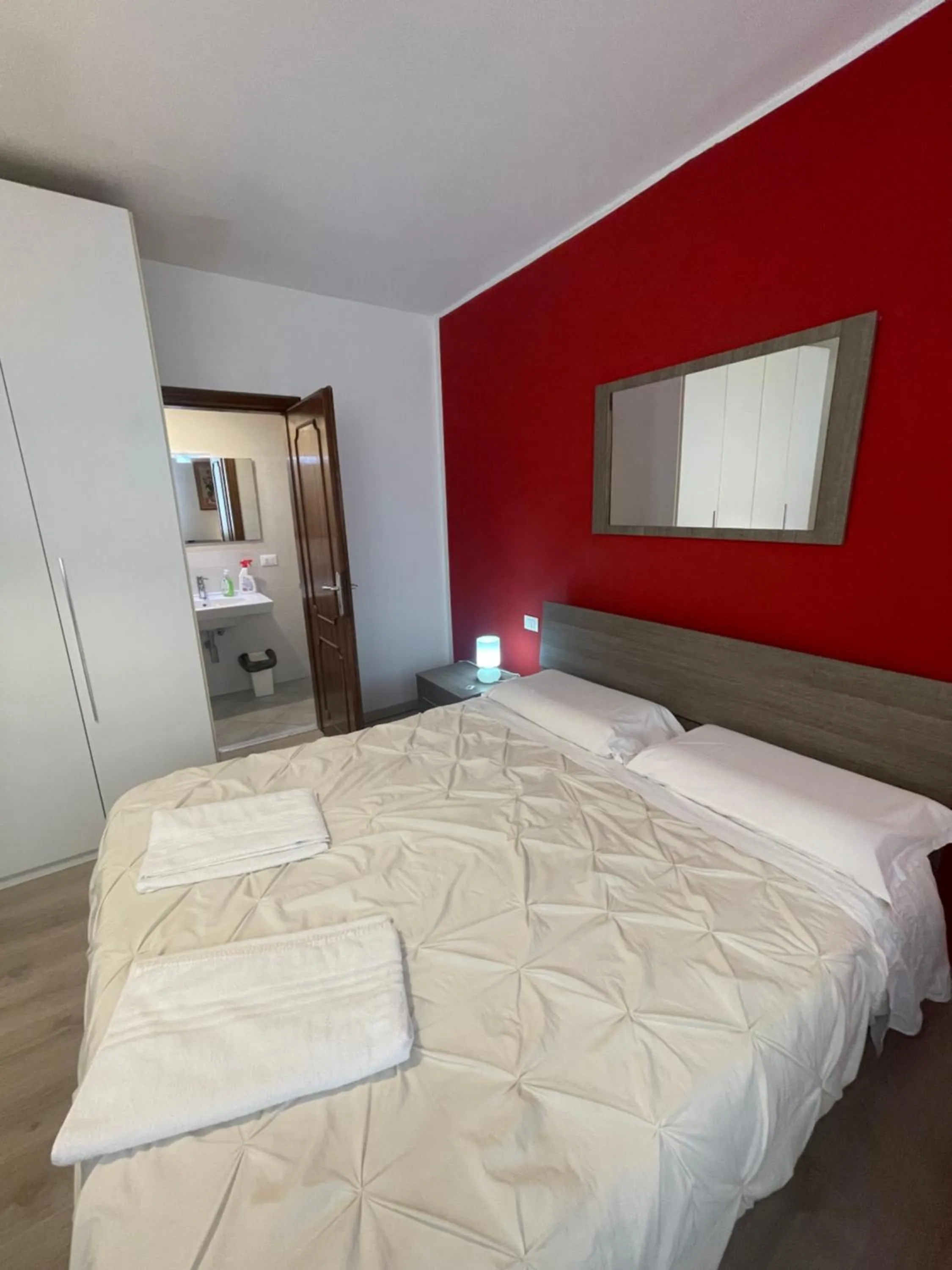 Photo of the whole room, Bed in Harry's Canal View