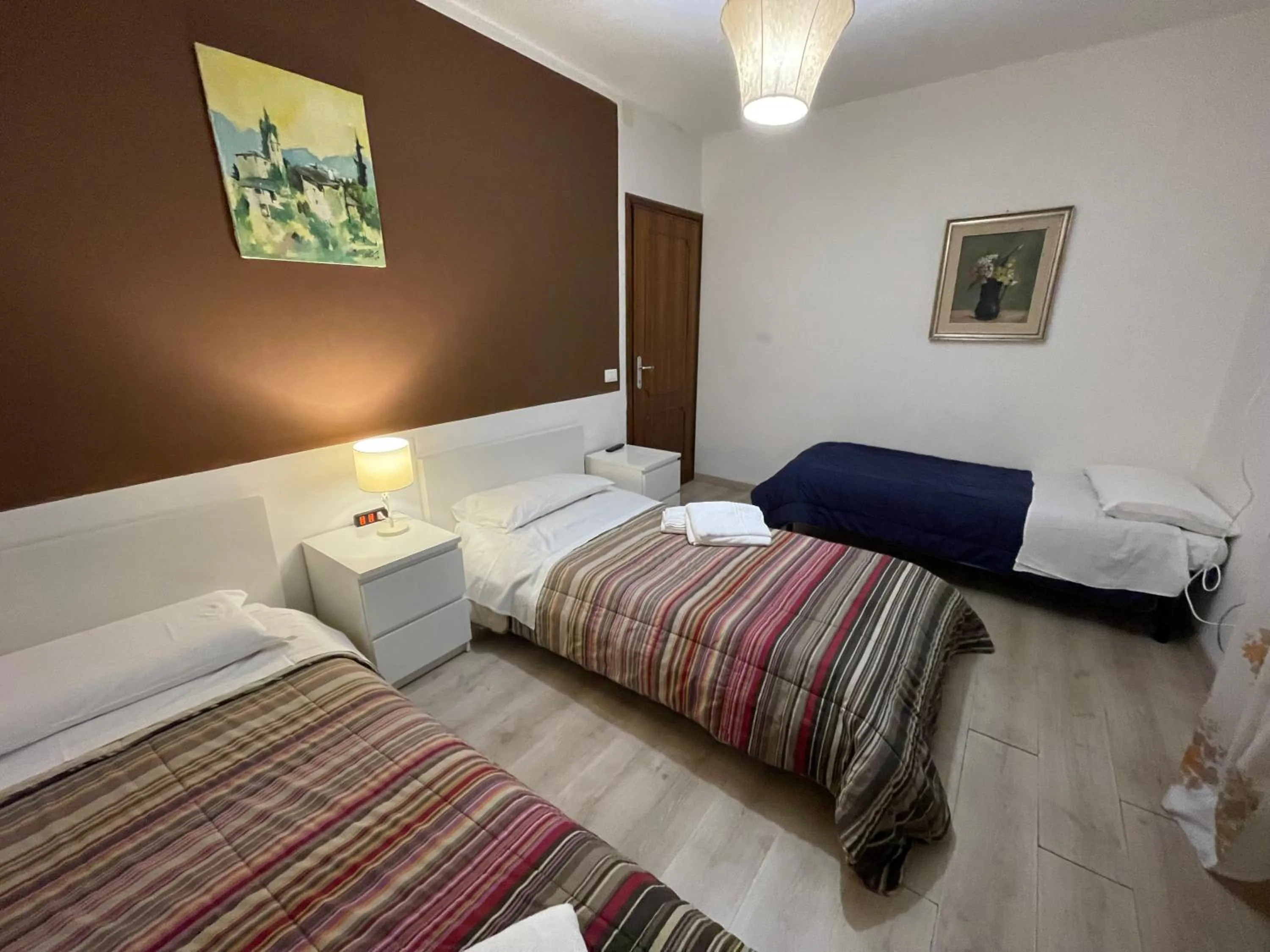 Photo of the whole room, Bed in Harry's Canal View