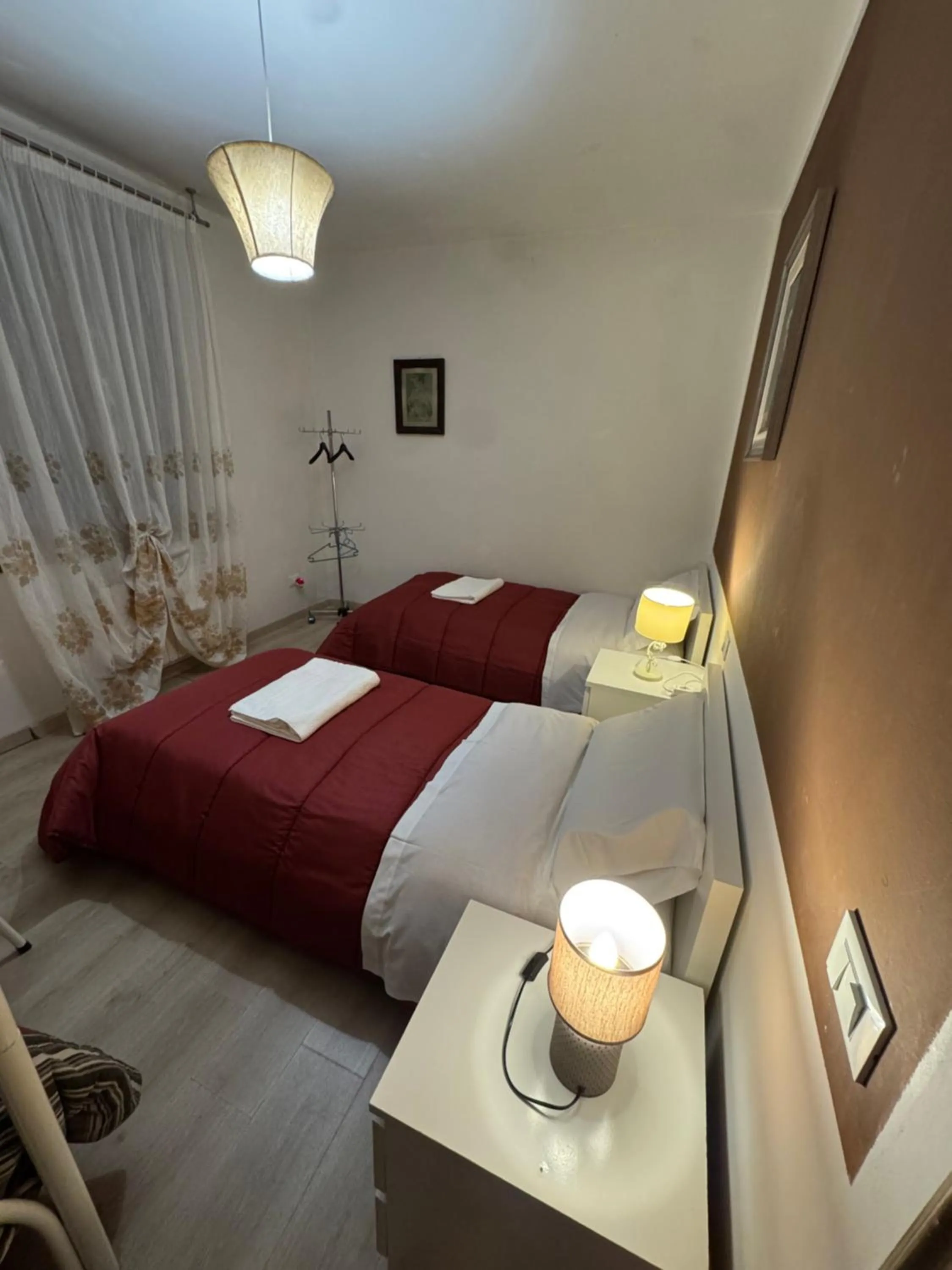 Photo of the whole room, Bed in Harry's Canal View