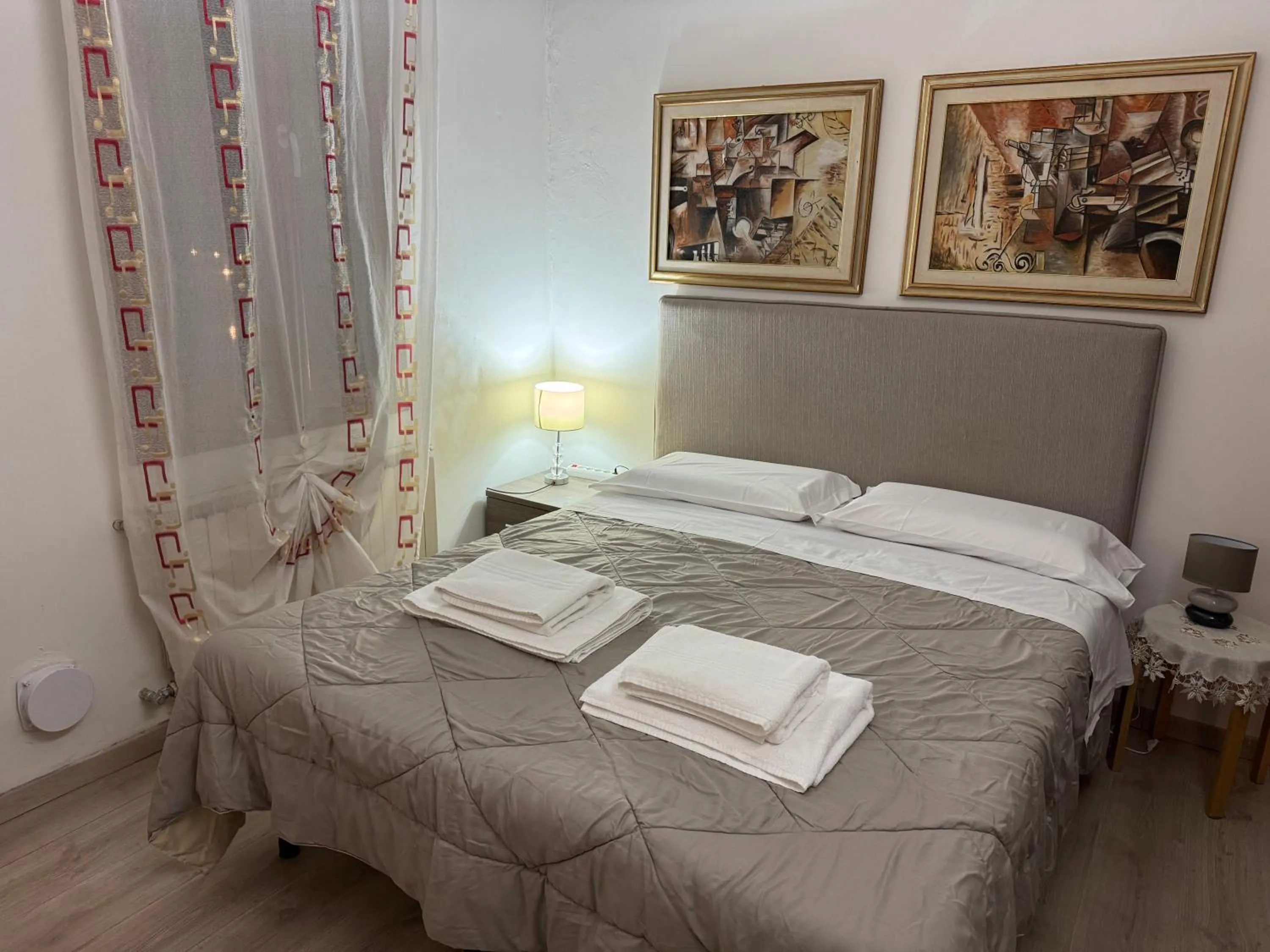 Photo of the whole room, Bed in Harry's Canal View