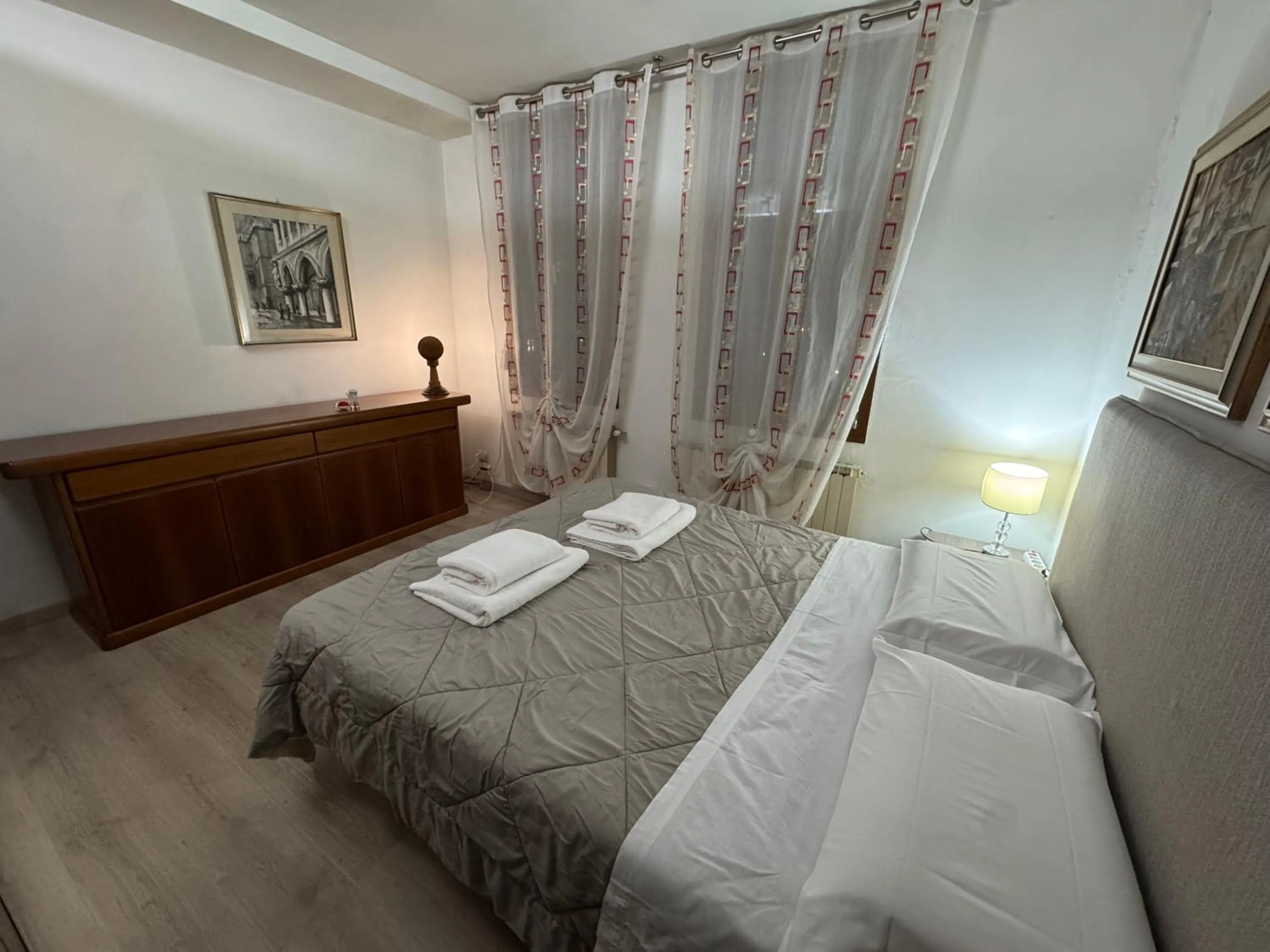 Photo of the whole room, Bed in Harry's Canal View