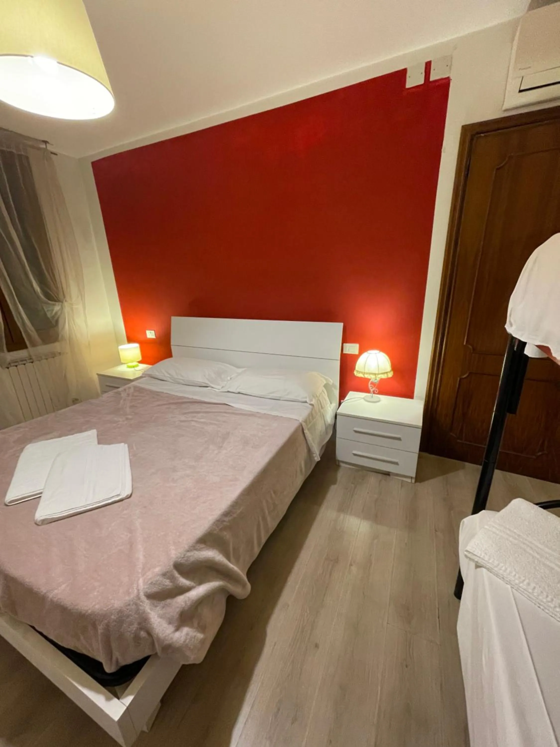 Photo of the whole room, Bed in Harry's Canal View