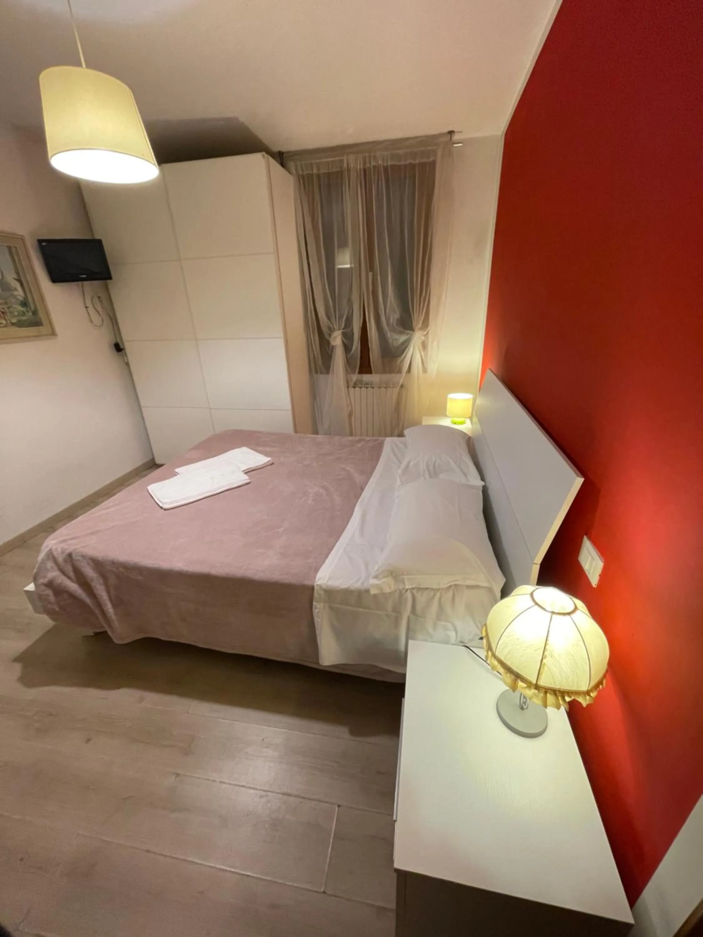 Photo of the whole room, Bed in Harry's Canal View