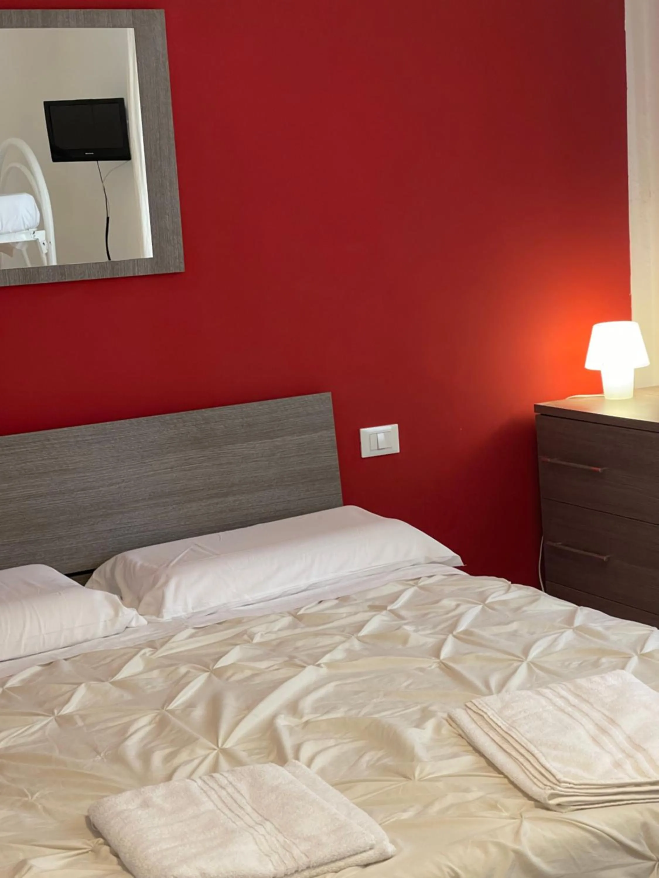 Photo of the whole room, Bed in Harry's Canal View