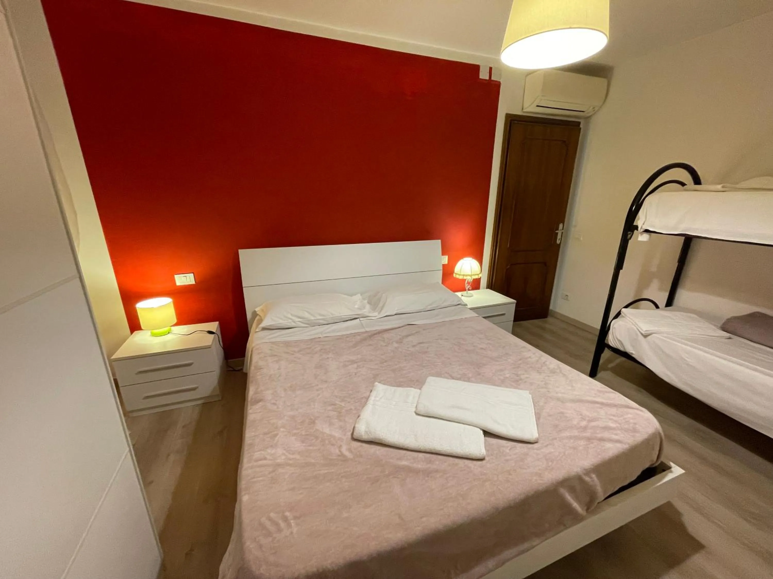 Photo of the whole room, Bed in Harry's Canal View