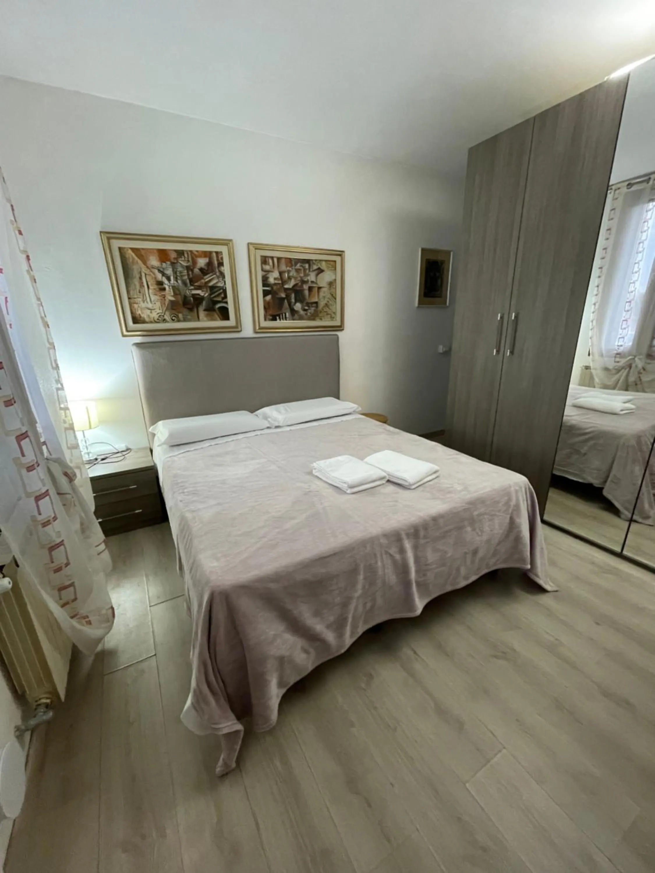 Photo of the whole room, Bed in Harry's Canal View