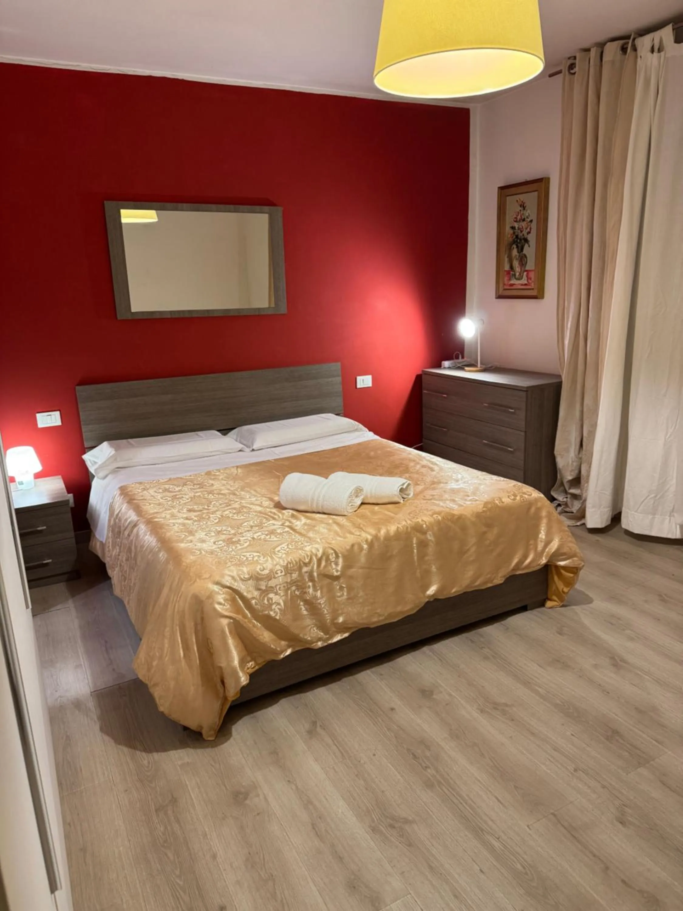 Photo of the whole room, Bed in Harry's Canal View