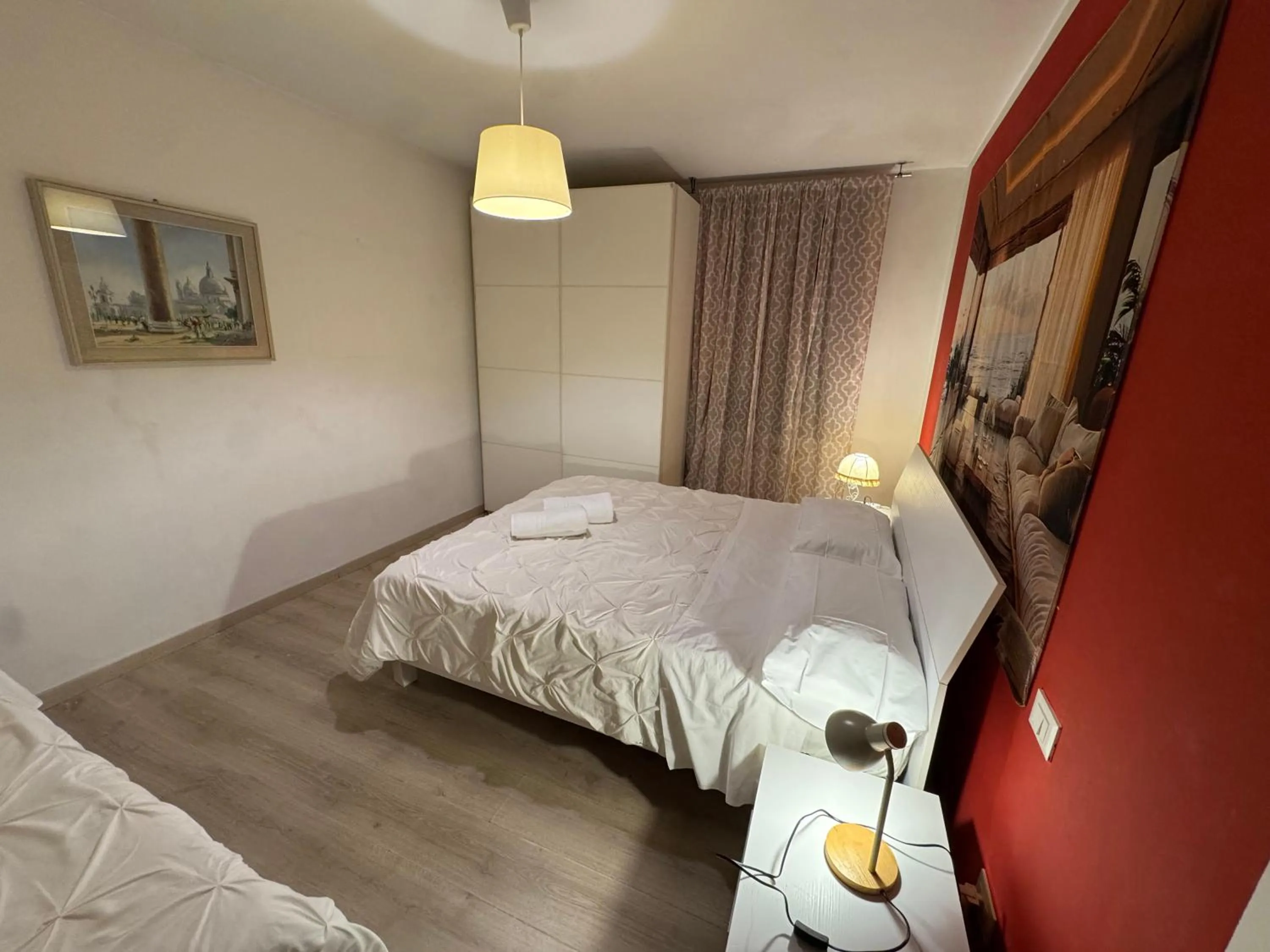 Photo of the whole room, Bed in Harry's Canal View