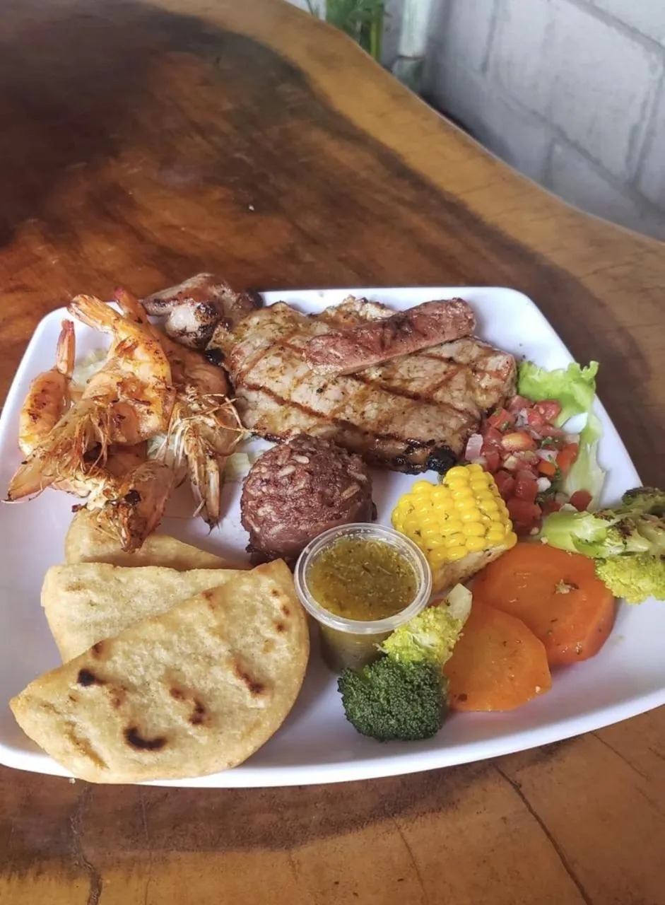 Food and drinks in Sambo Mambo Beach Hotel