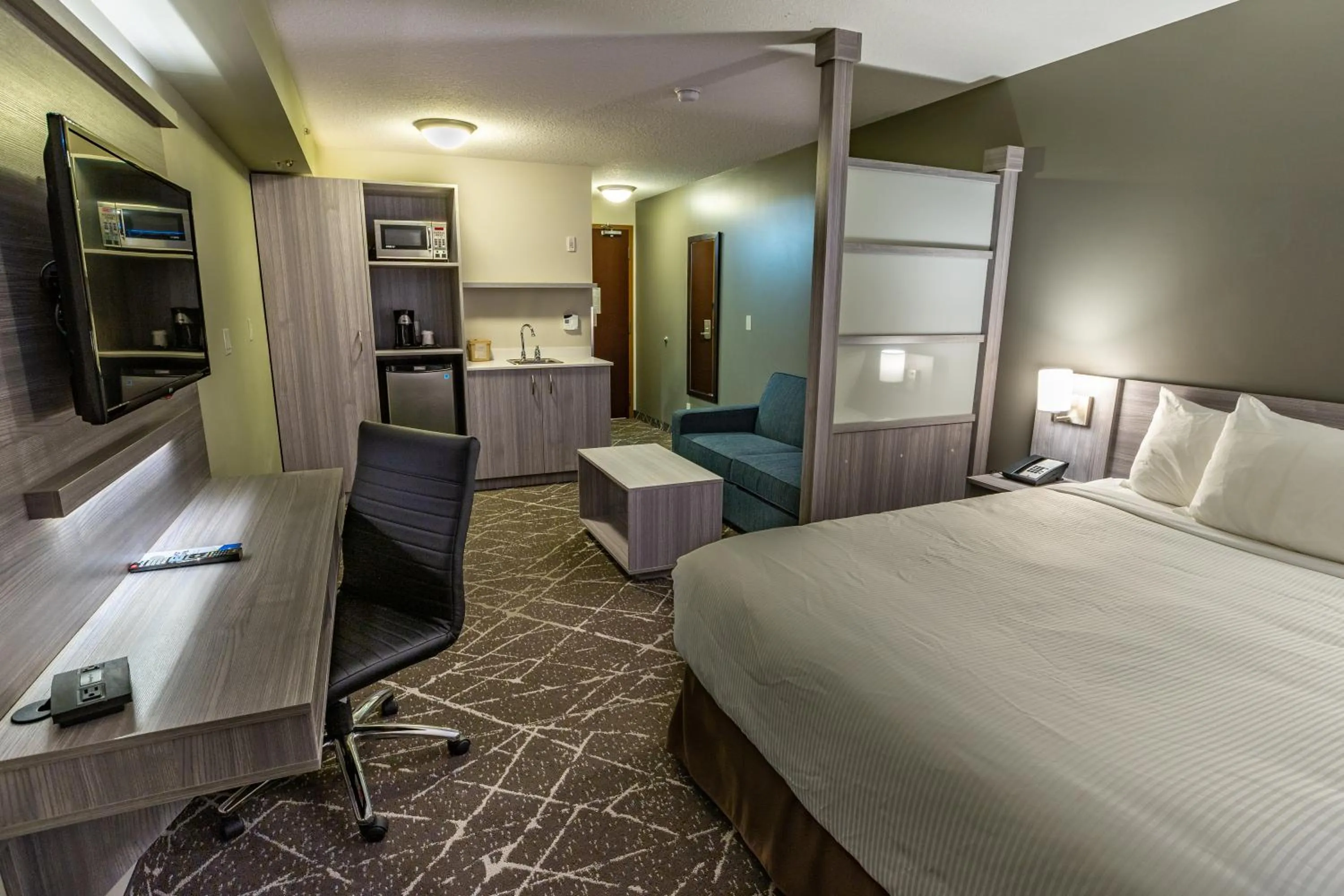 Photo of the whole room, Bed in Microtel Inn & Suites by Wyndham Lloydminster