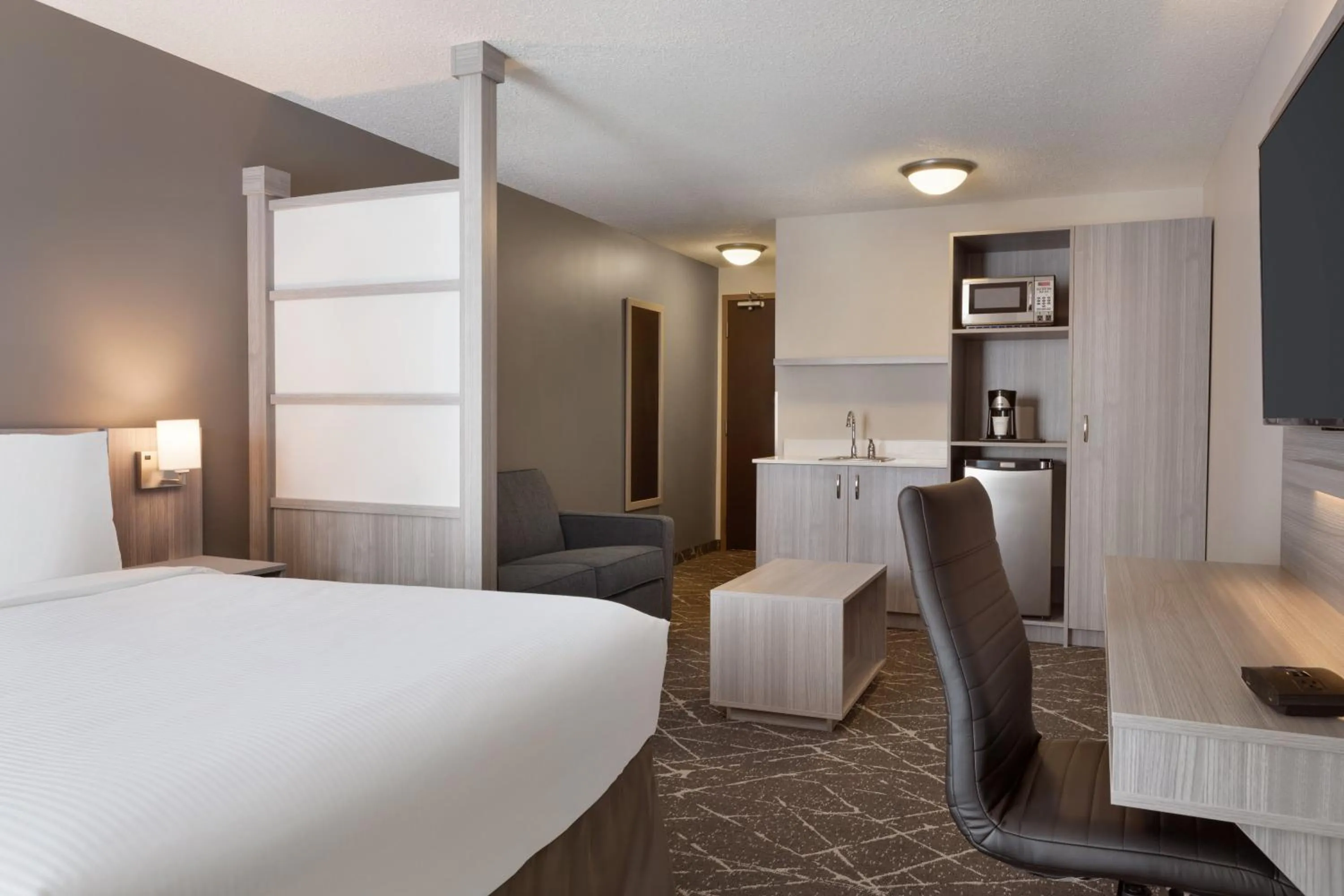 minibar, Bed in Microtel Inn & Suites by Wyndham Lloydminster