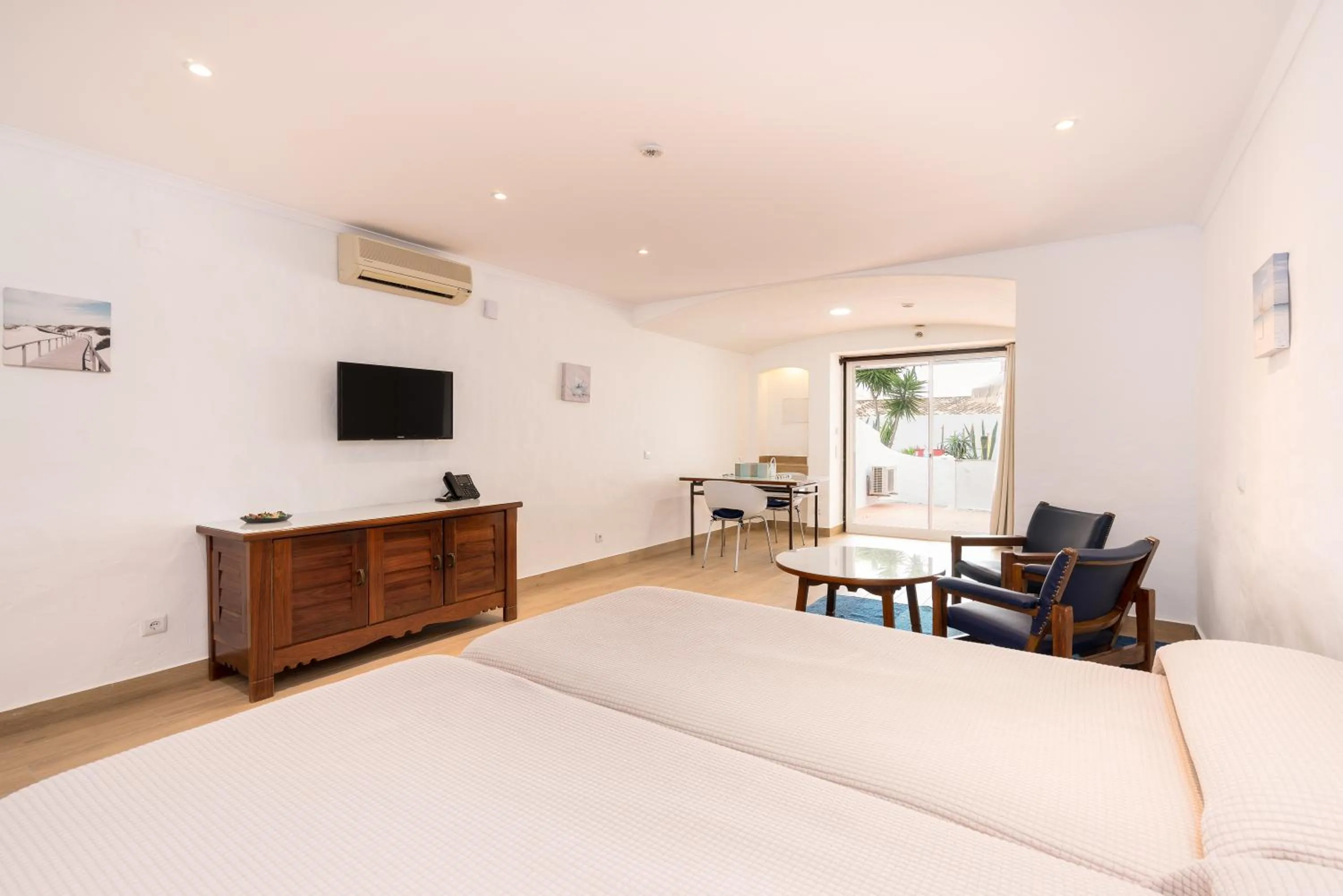 Communal lounge/ TV room, Bed in Apartamentos Borda D´Agua