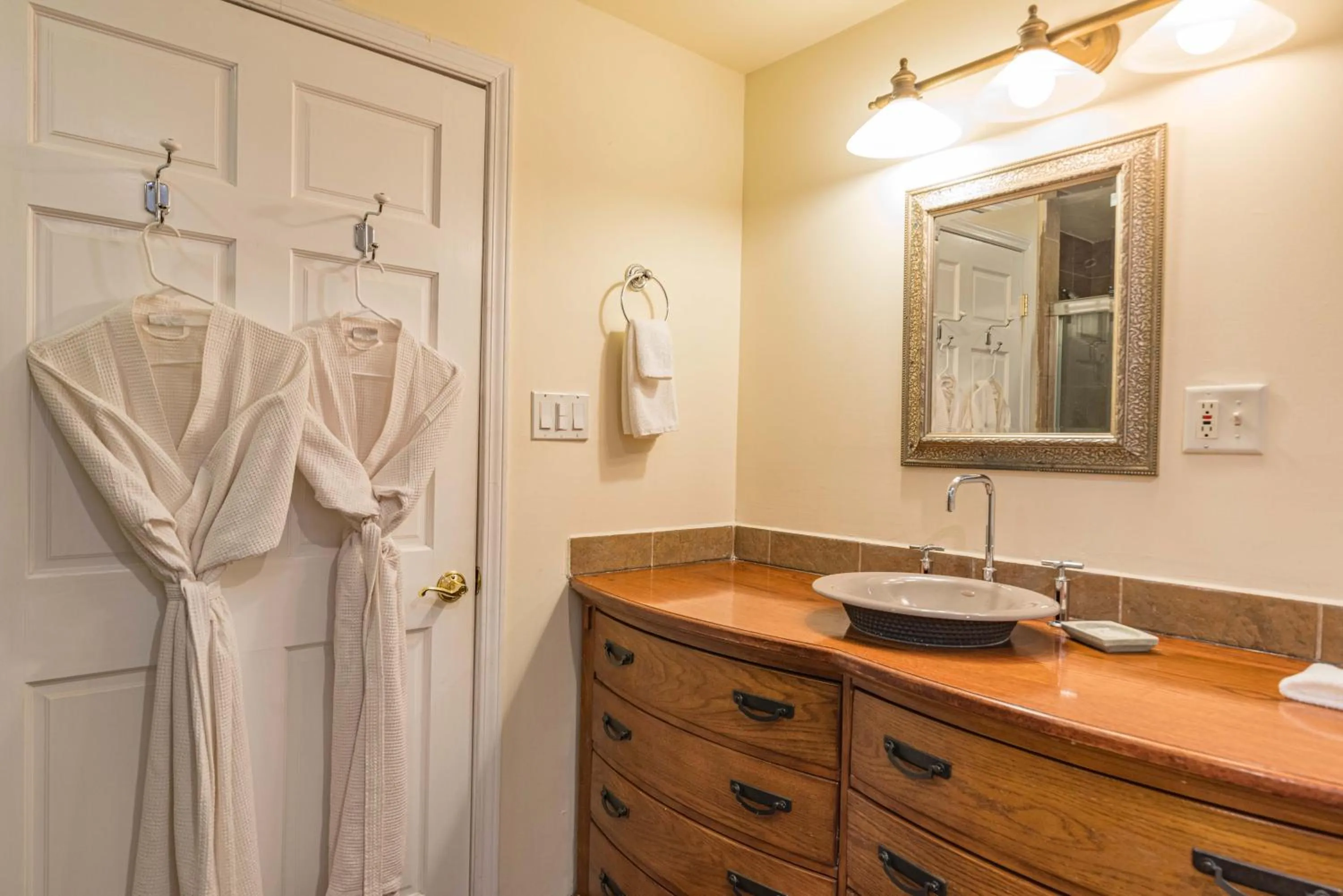 White Rose Inns & Motel